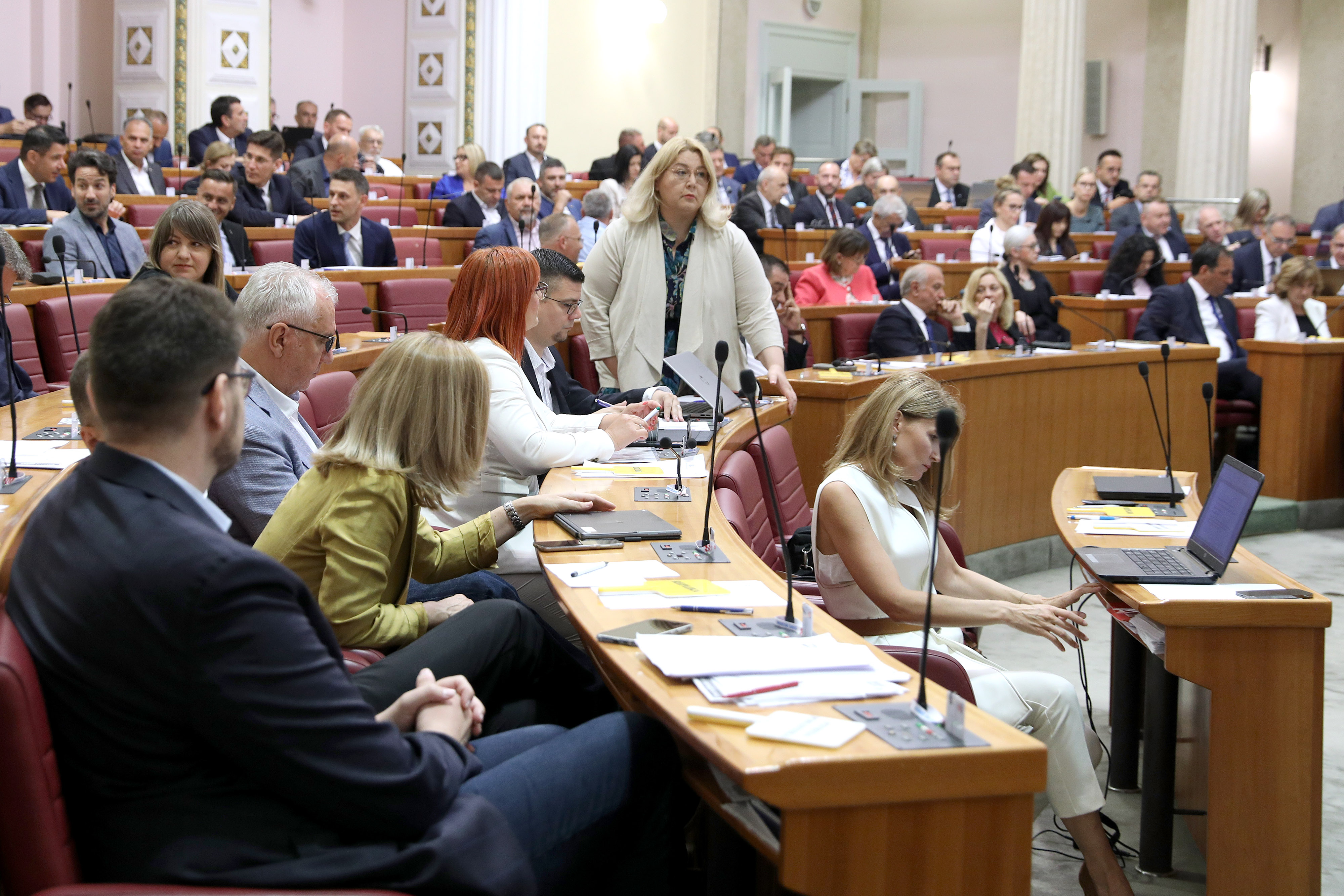 Zagreb: Počela izvanredna sjednica Sabora