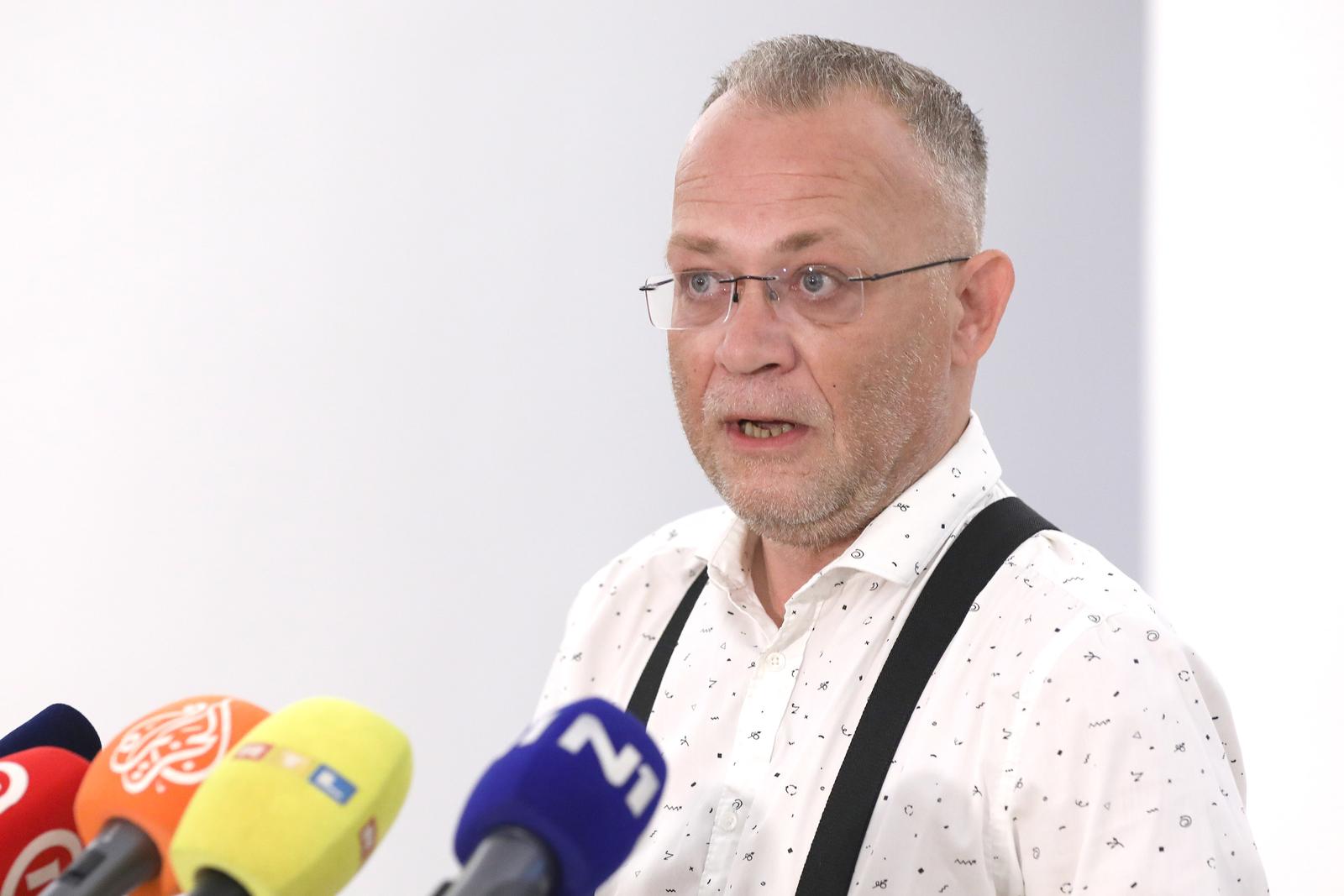 Zagreb: Hasanbegović objasnio zašto je košarkasku loptu donio u sabornicu