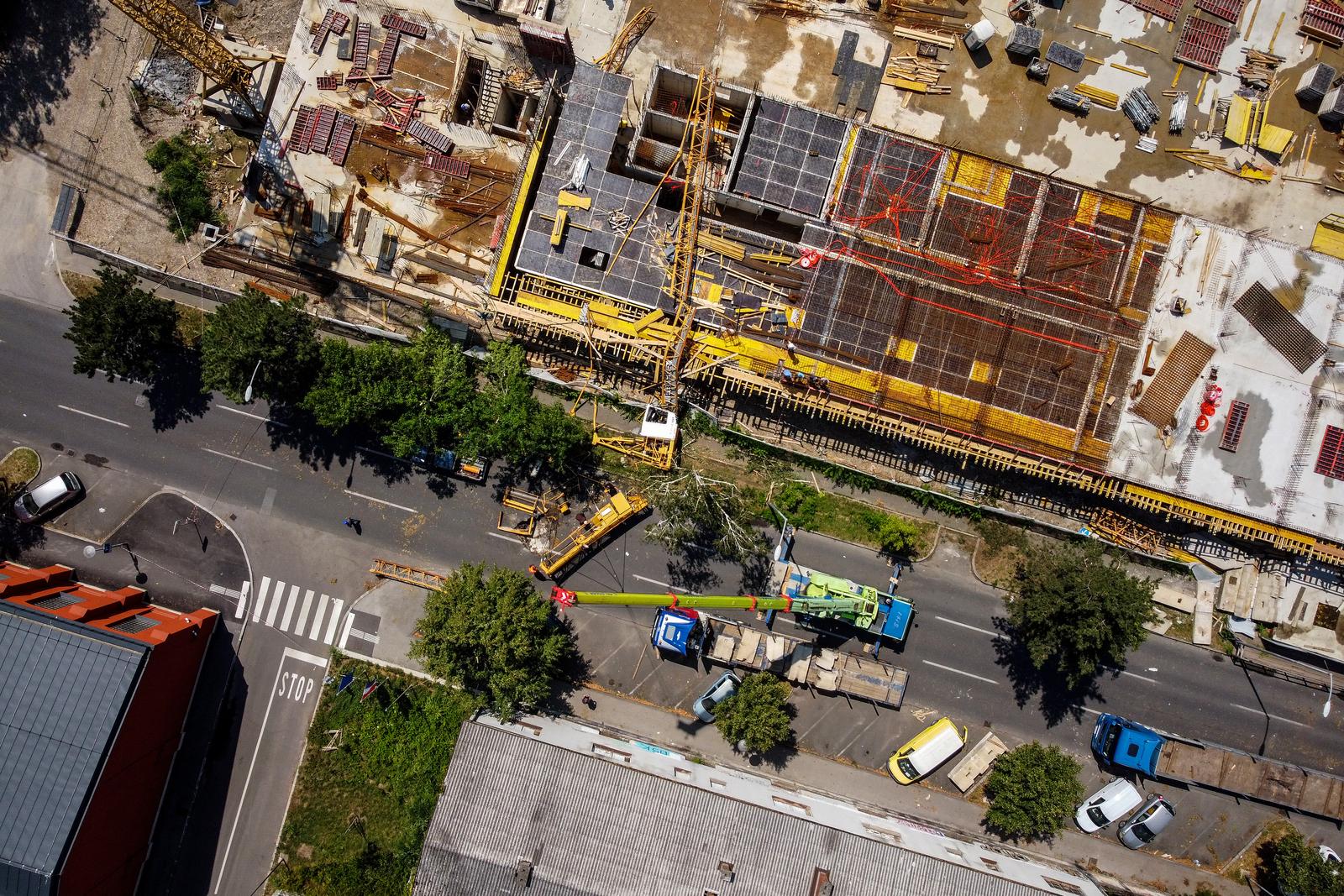 POGLED IZ ZRAKA - Zagreb: Uklanjanje dizalice koja se srušila i zabila u asfalt