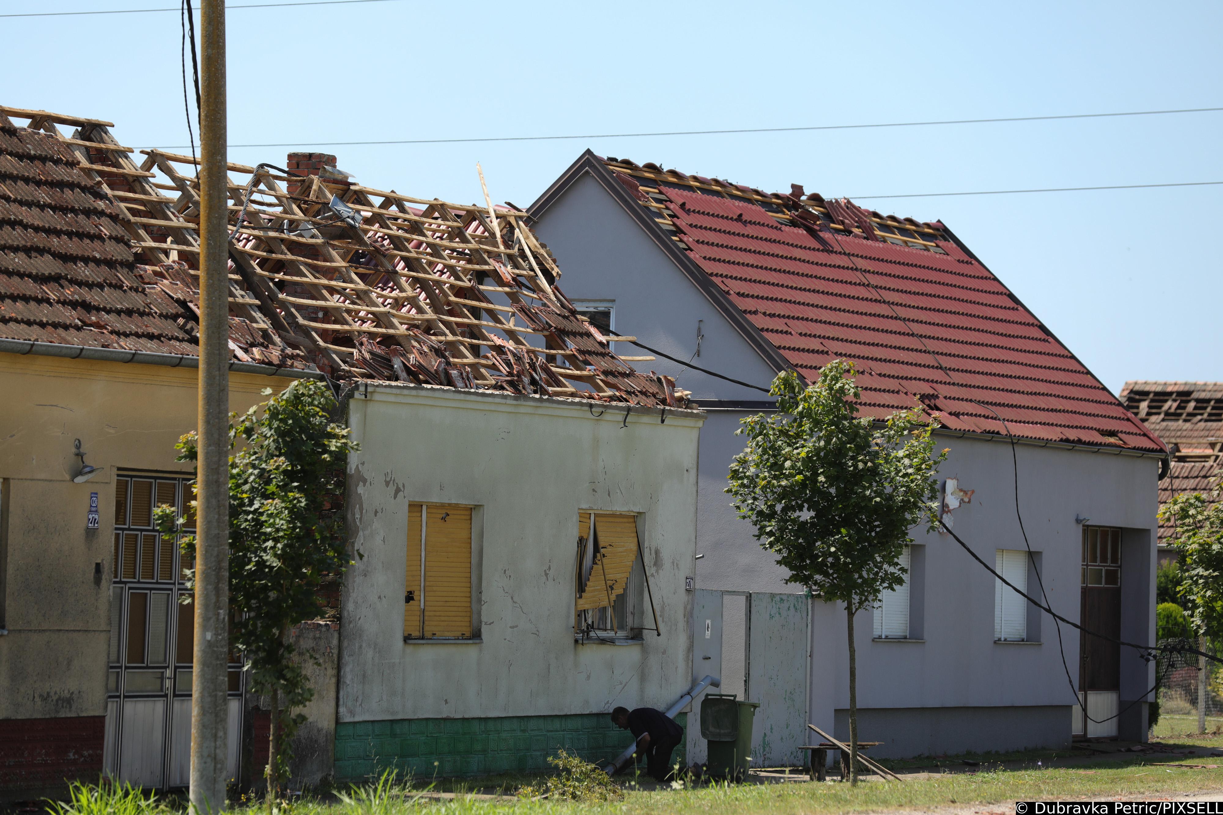 Stanovnici Gradišta, Andrijaševaca i Cerne saniraju štetu od jučerašnjeg nevremena