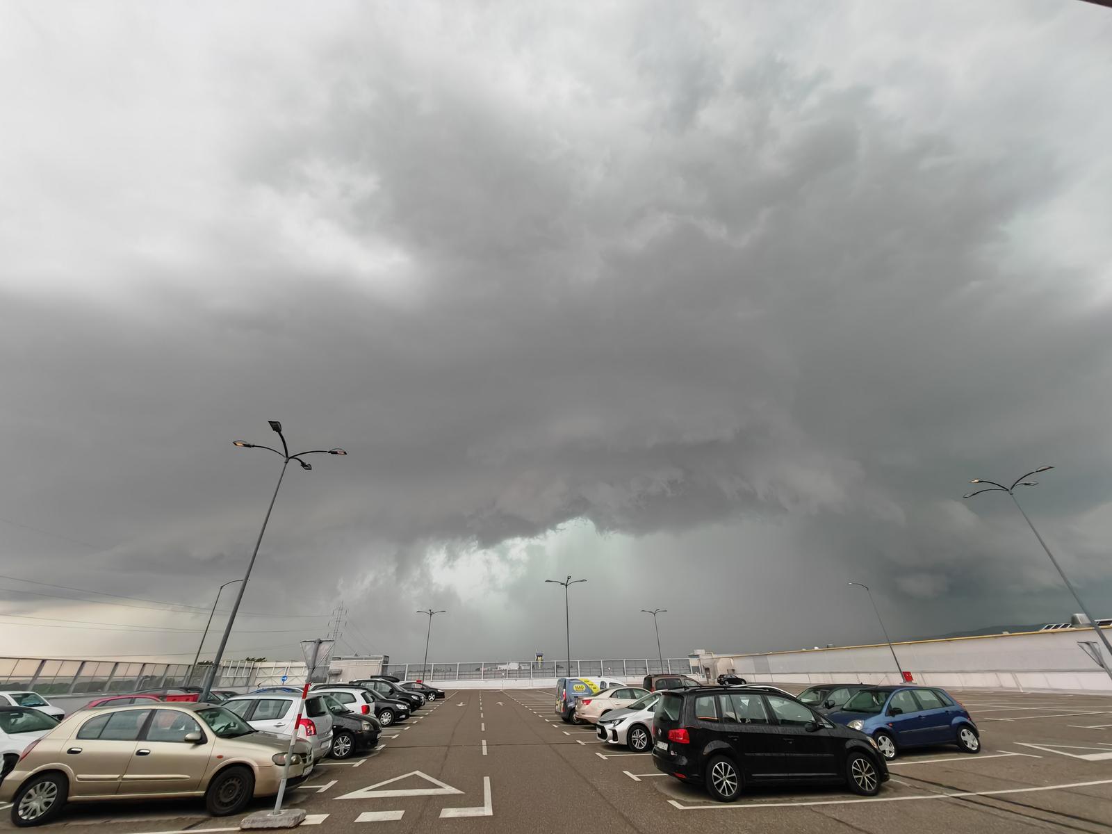 Zagreb: Dolazak oluje na zapadnom dijelu grada