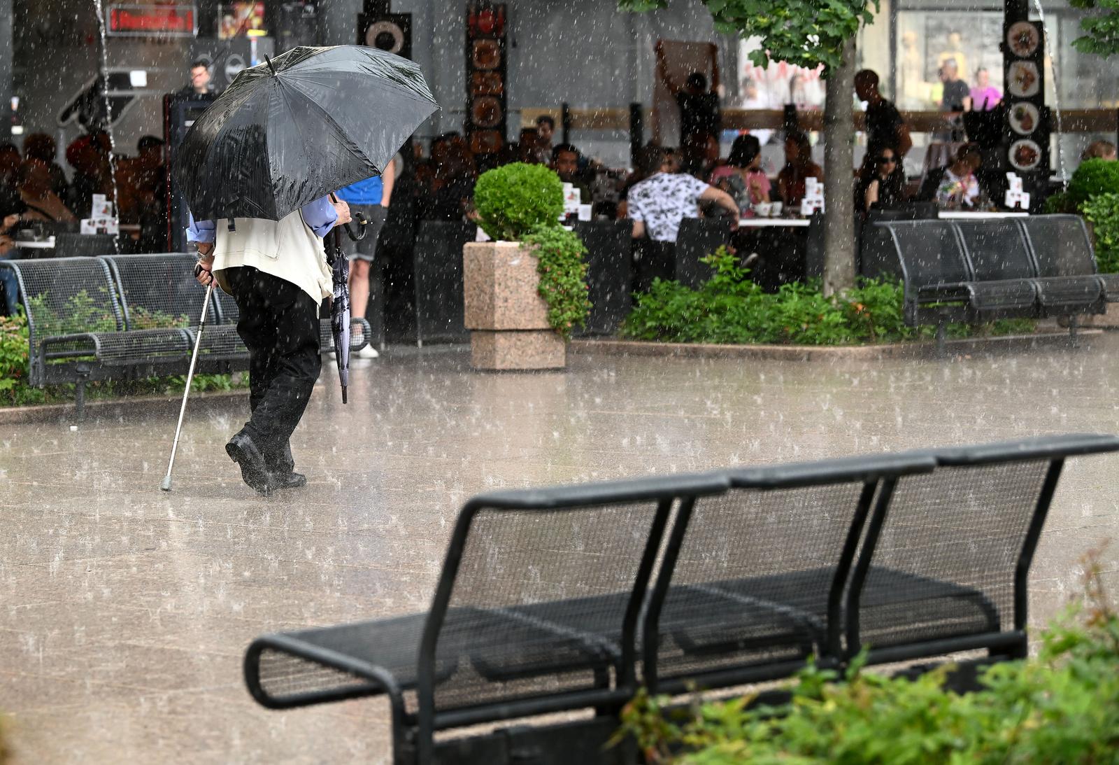 Zagreb: Proljetni pljusak u centru grada