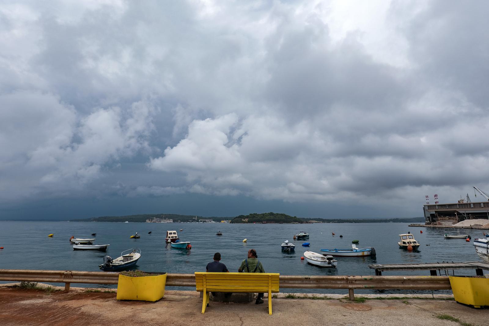 Olujno nevrijeme stiglo je u Pulu