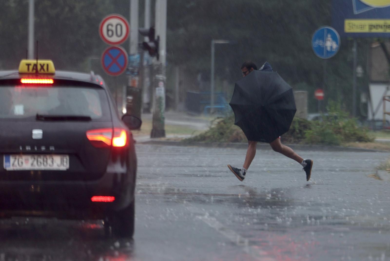 Kiša i olujni vjetar pogodili Zagreb