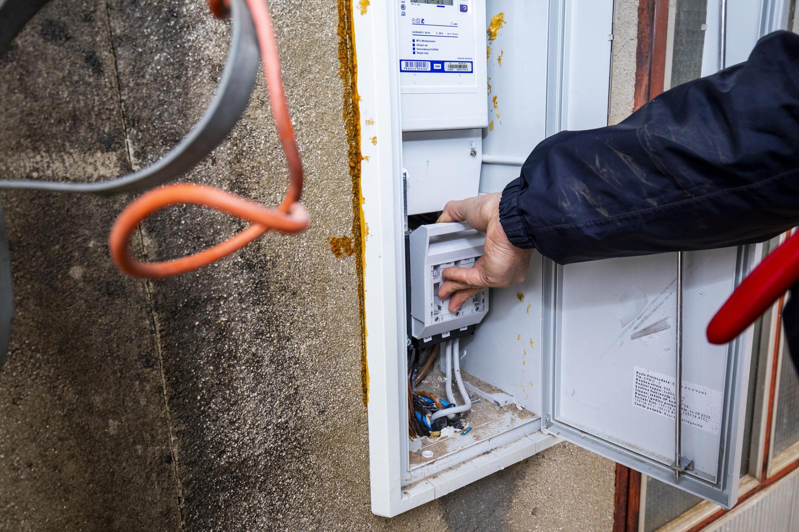 Djelatnici HEP-a na terenu kako bi opskrbili mještane Kokorića električnom energijom