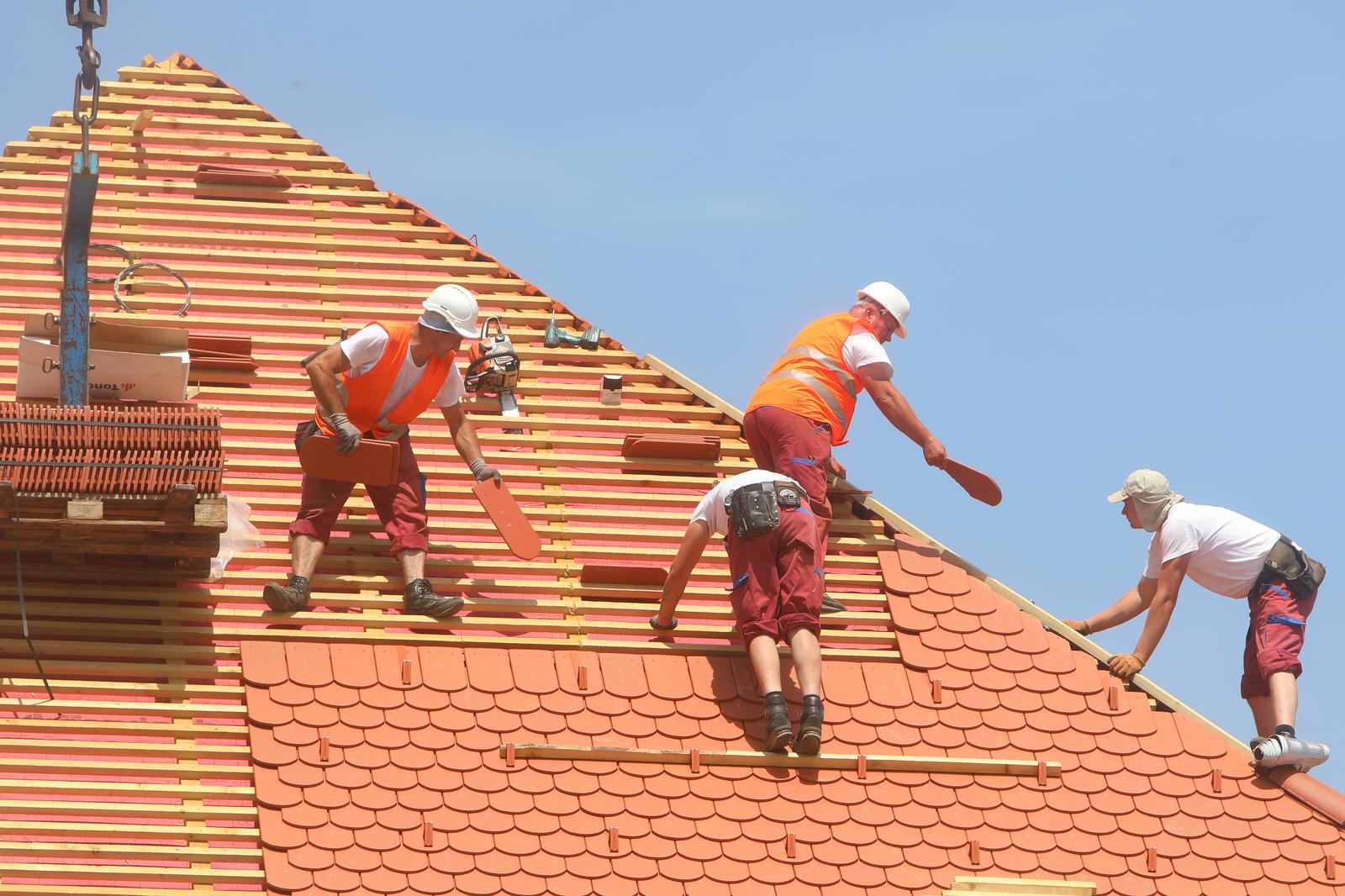 Karlovac: Postavljanje novog crijepa na krov