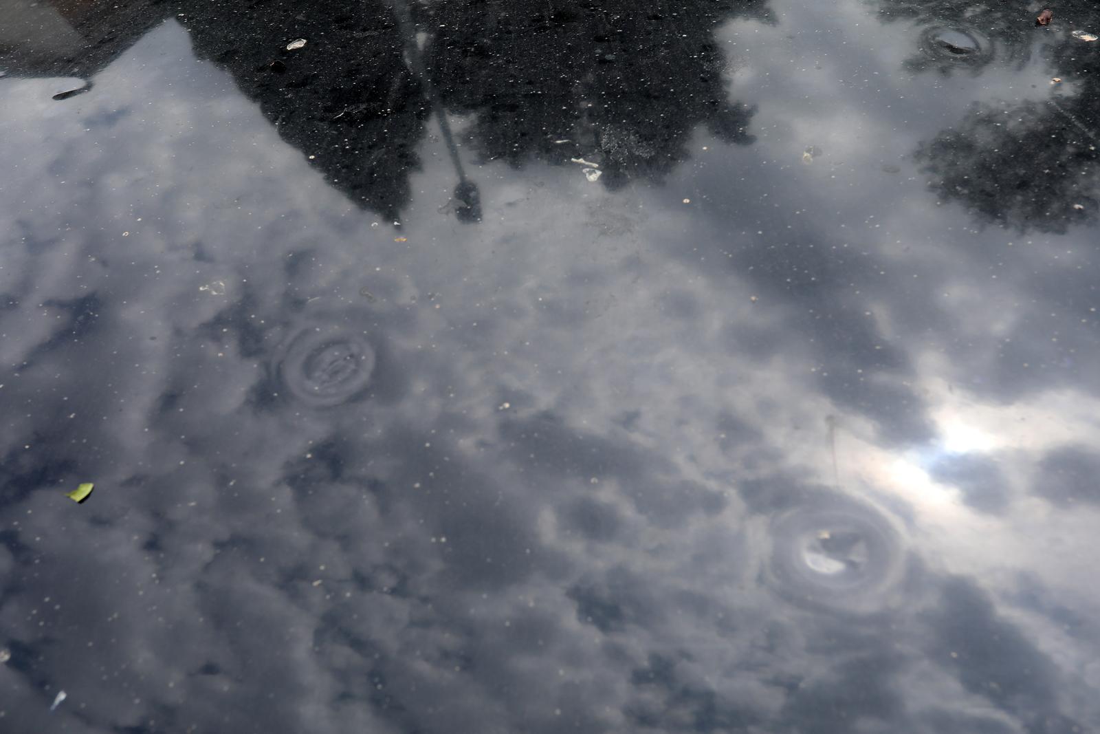 Omišalj: Razbijena stakla na vozilima kao posljedica olujnog nevremena.