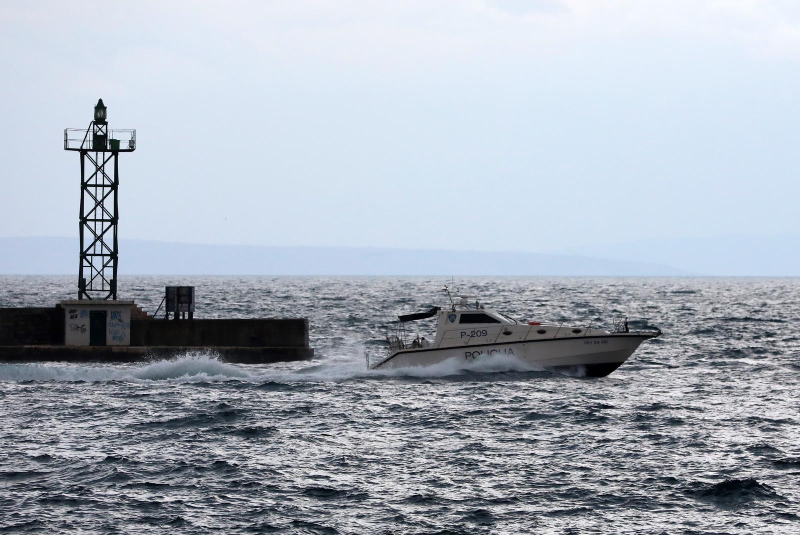 Rijeka: Policijski gliser isplovljava iz luke