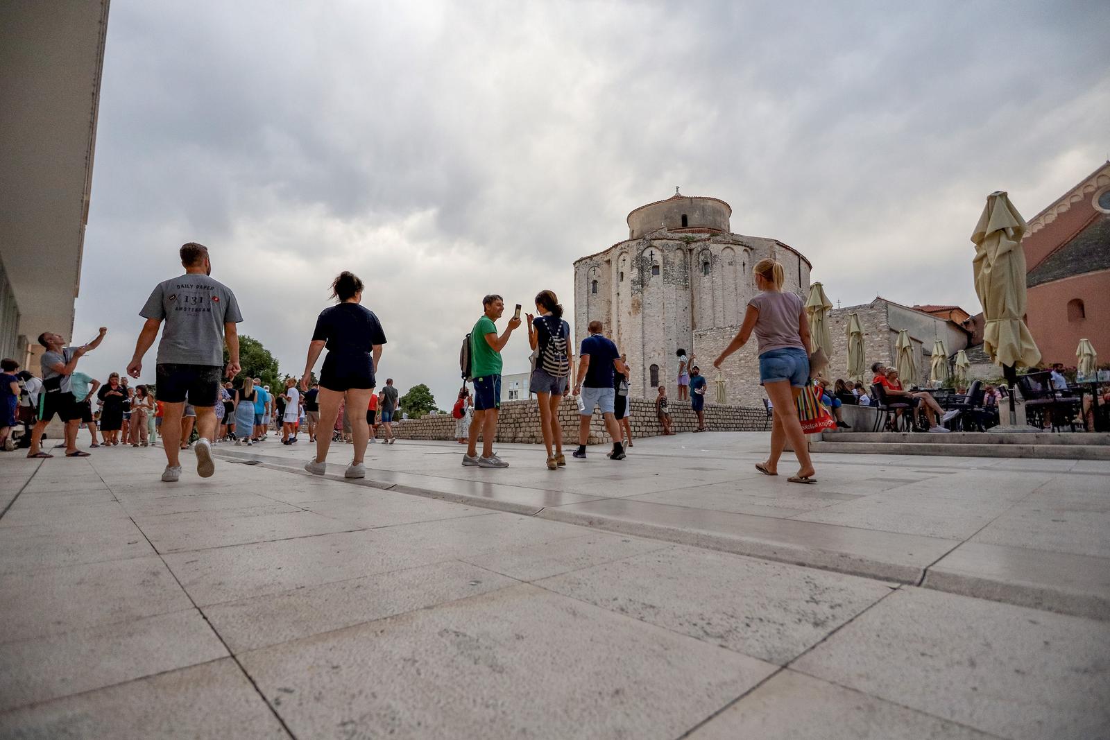 Zadar: Turisti u šetnji gradom