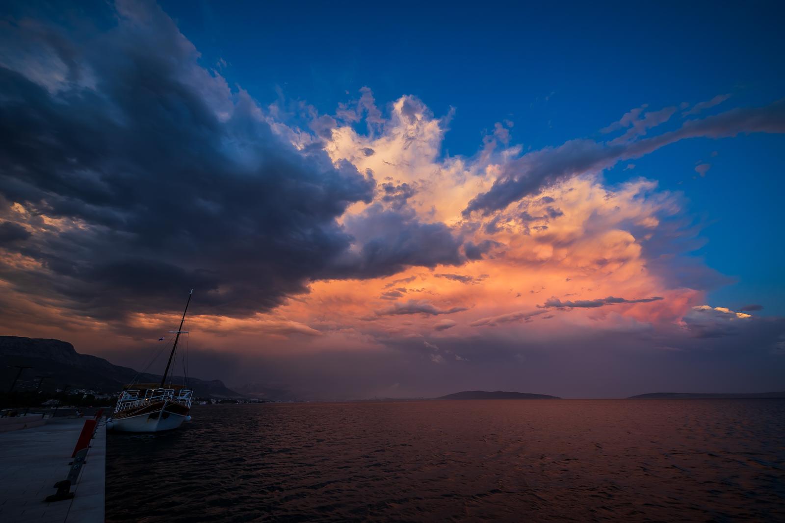 Kašel Stari: Olujni oblaci na nebu tijekom zalaska sunce