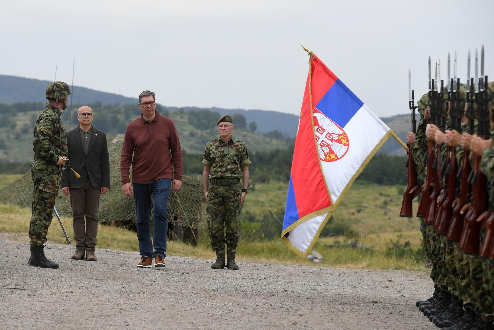 Pasuljske Livade: Vučič je sa suradnicima prisustvovao na pokaznim gađanjima Vojske Srbije