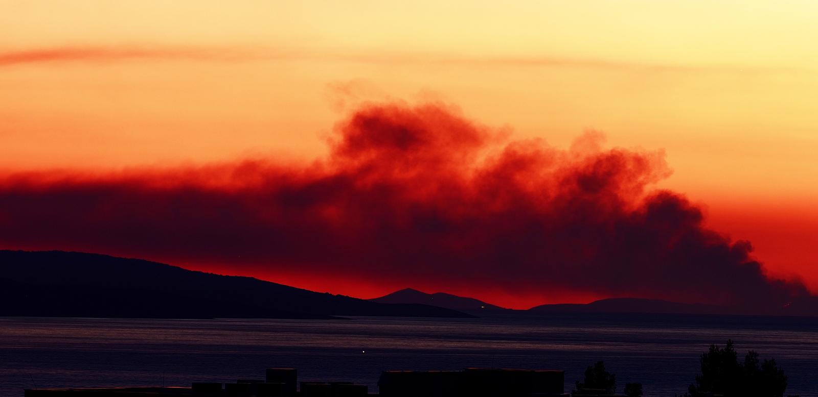 Makarska: Pogled u suton na dramatičan požar kod Čiova