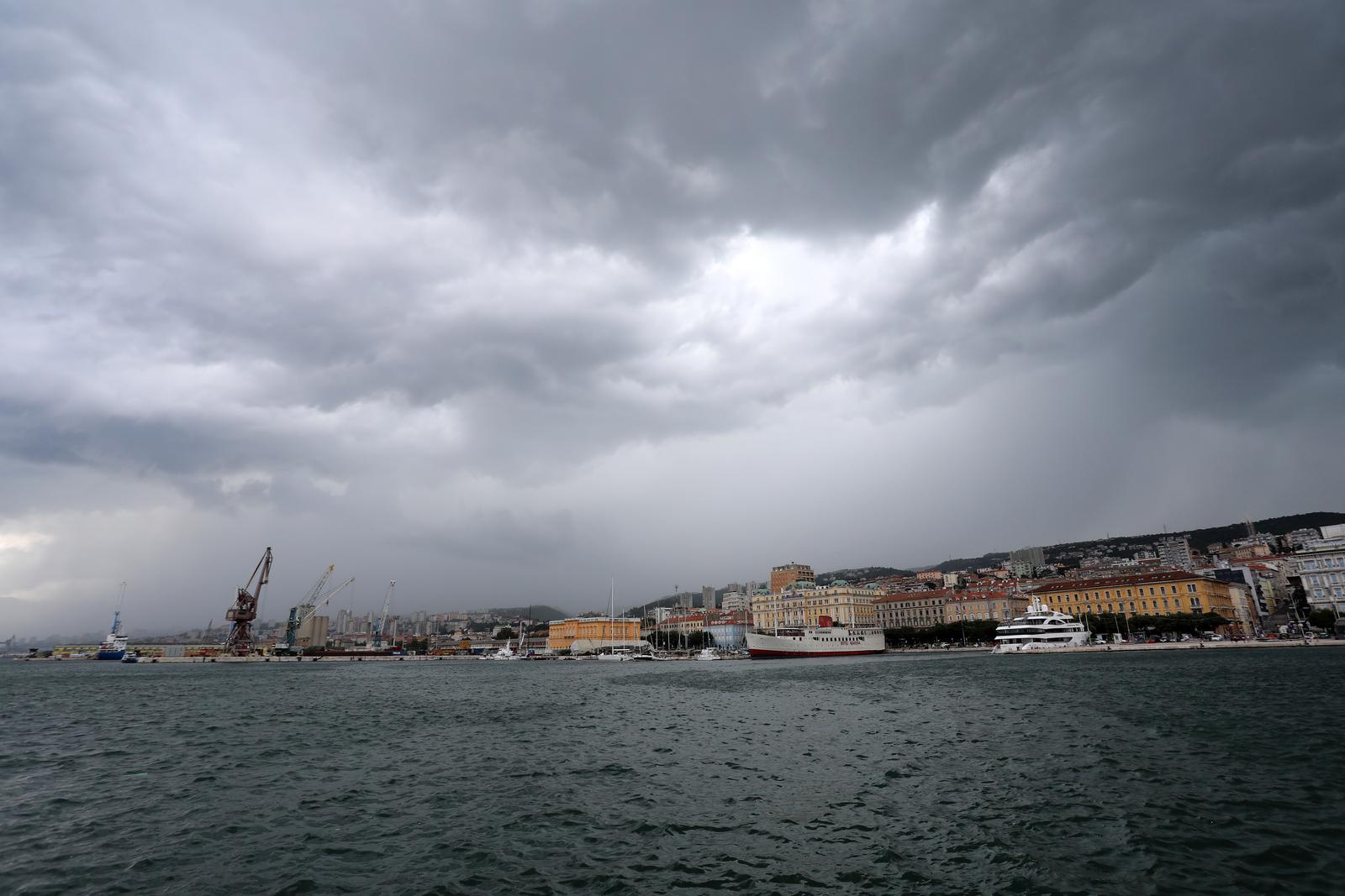 Rijeka: Olujni oblaci nad gradom