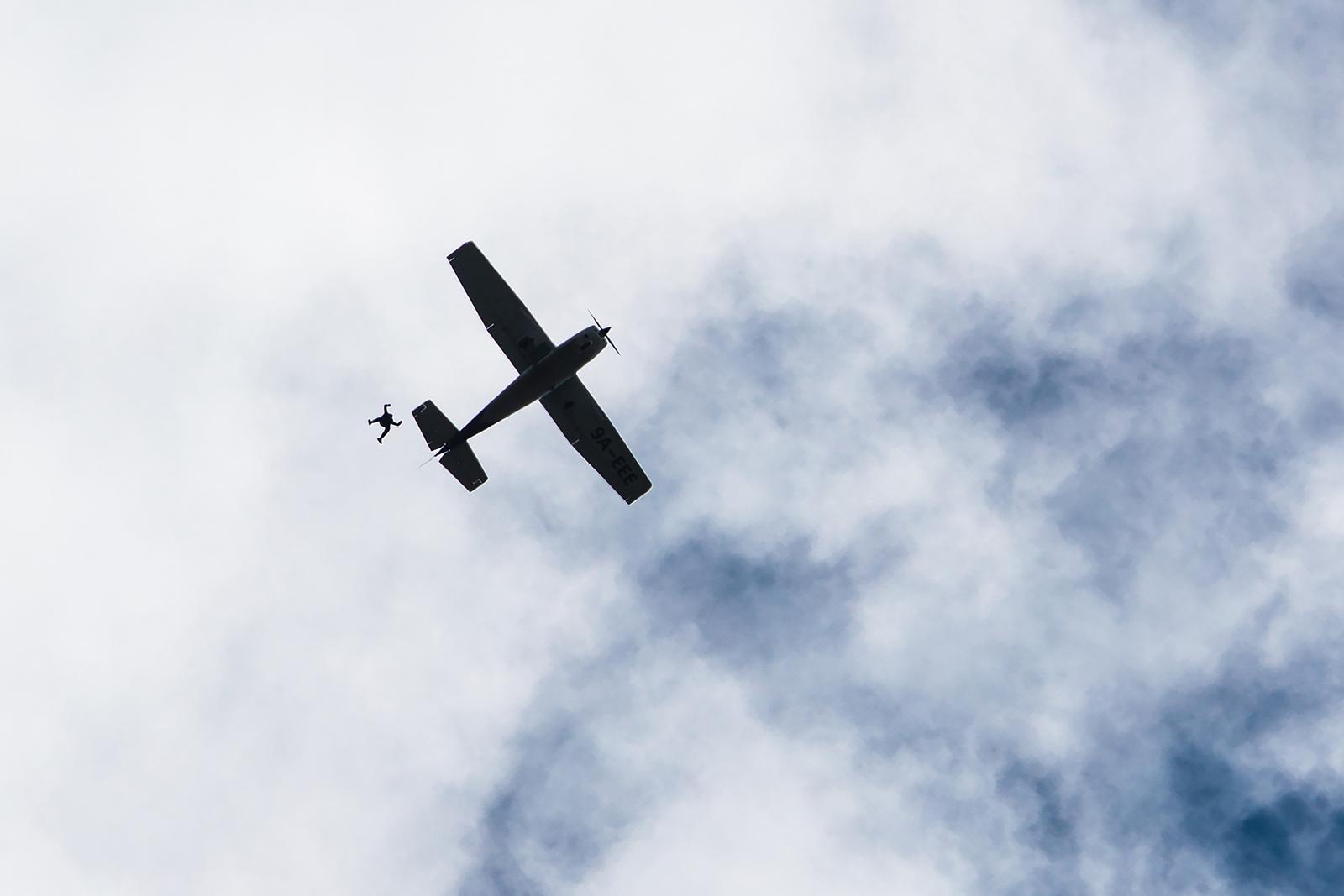 Na sportskom aerodromu u Sinju nastavlja se padobranska i letačka sezona