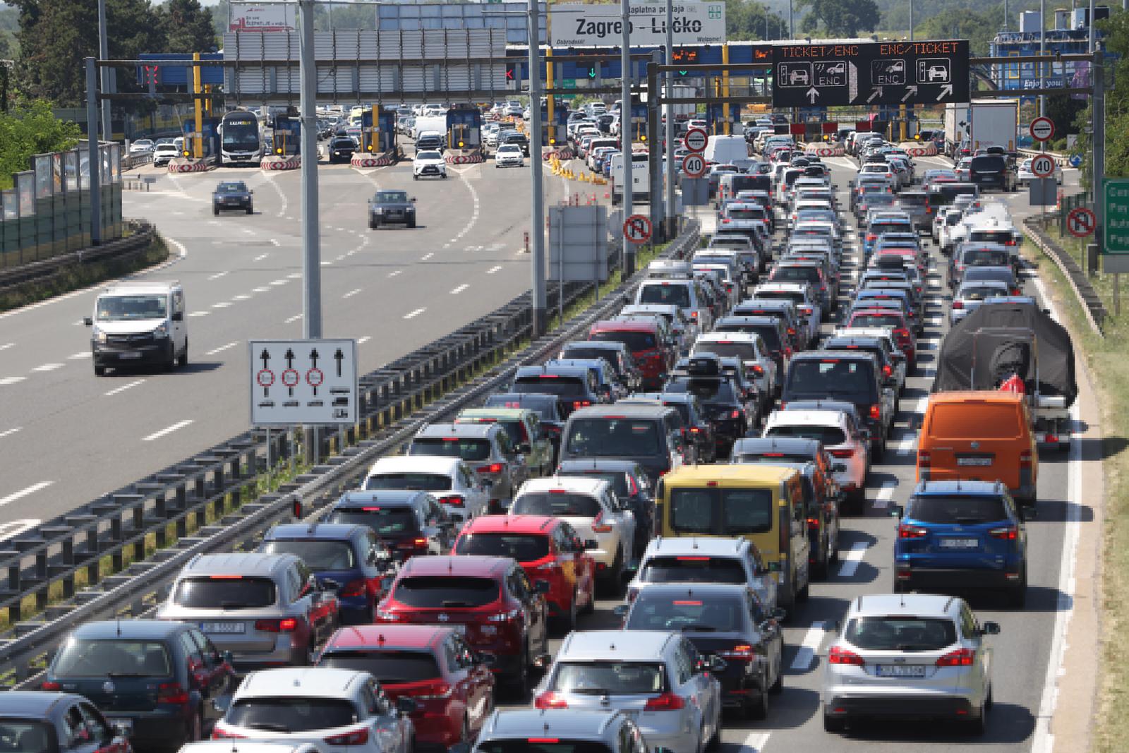 Pojačan je promet na zagrebačkoj obilaznici  iz smjera čvorova Buzin i Zagreb-zapad prema naplati Lučko