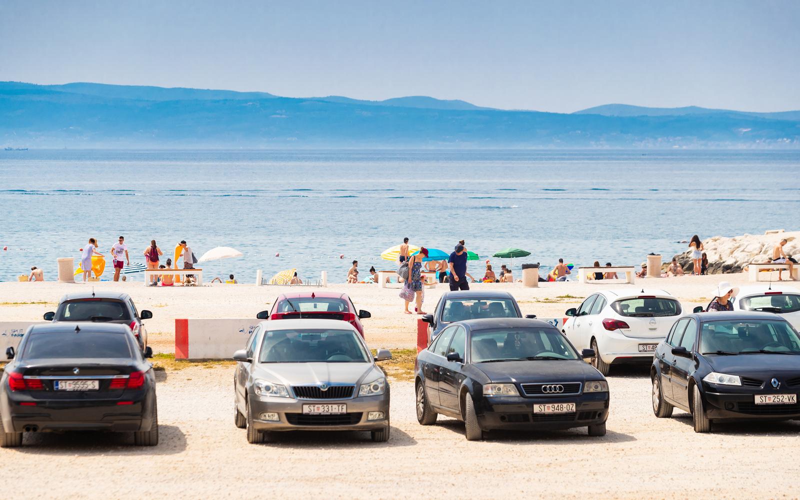 Split: Brojni automobili okupiraju površine u blizini plaža