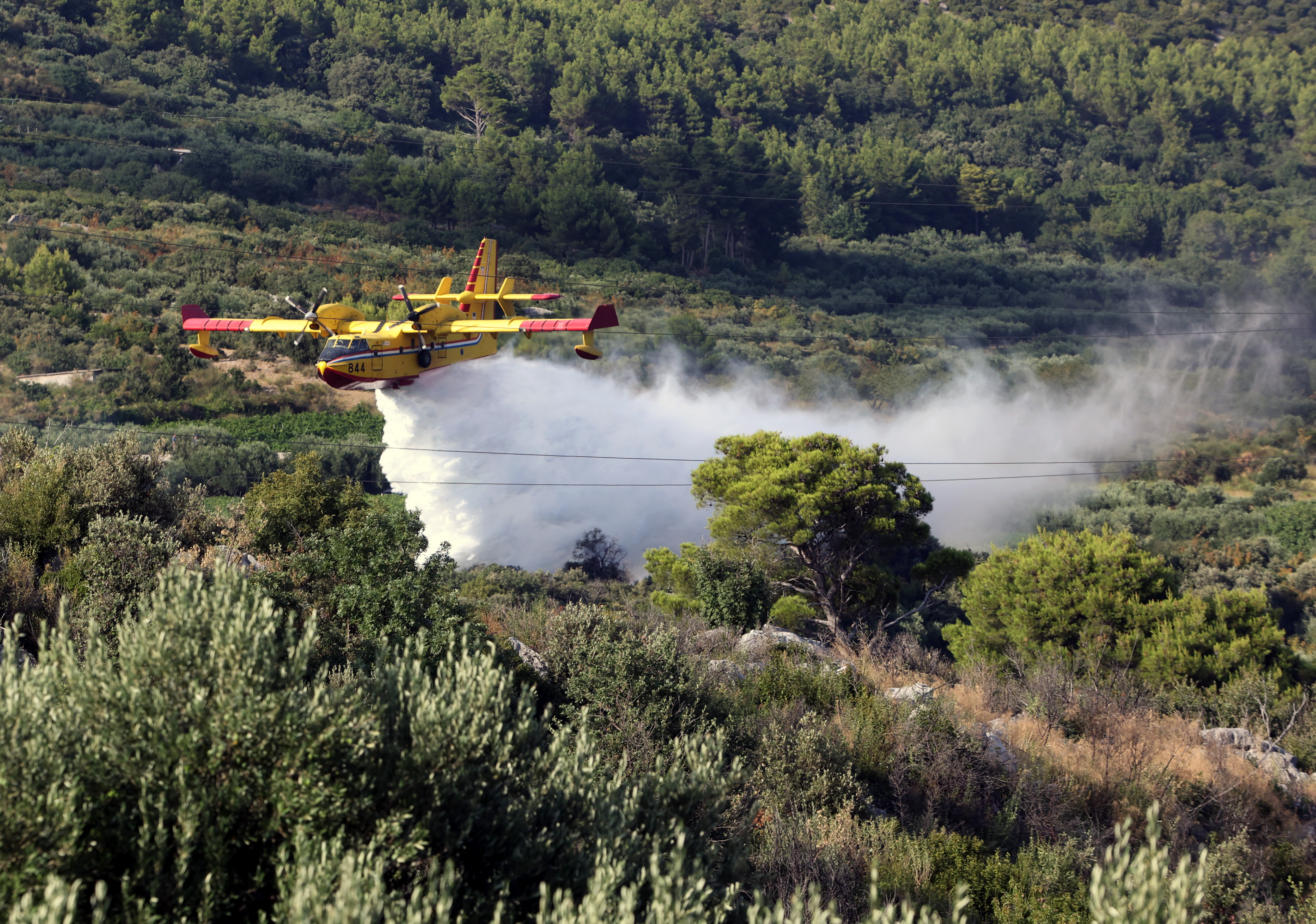 Kaštela: Dva kanadera i jedan Air Tractor uspješno lokalizirali požar koji je buknuo u blizini kuća