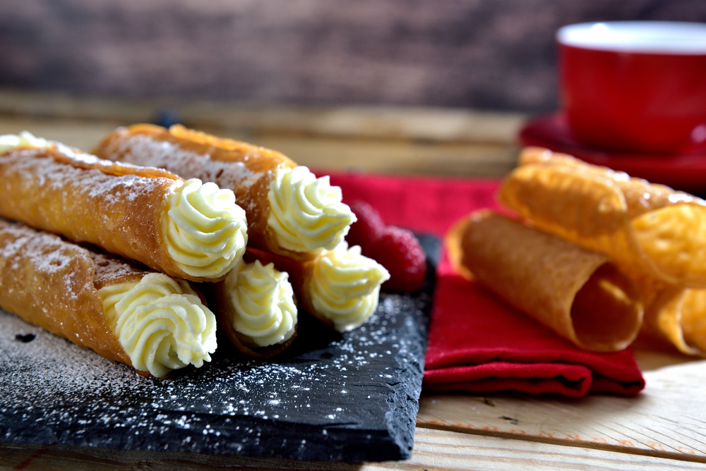 Homemade,Cannoli,With,Whipping,Cream