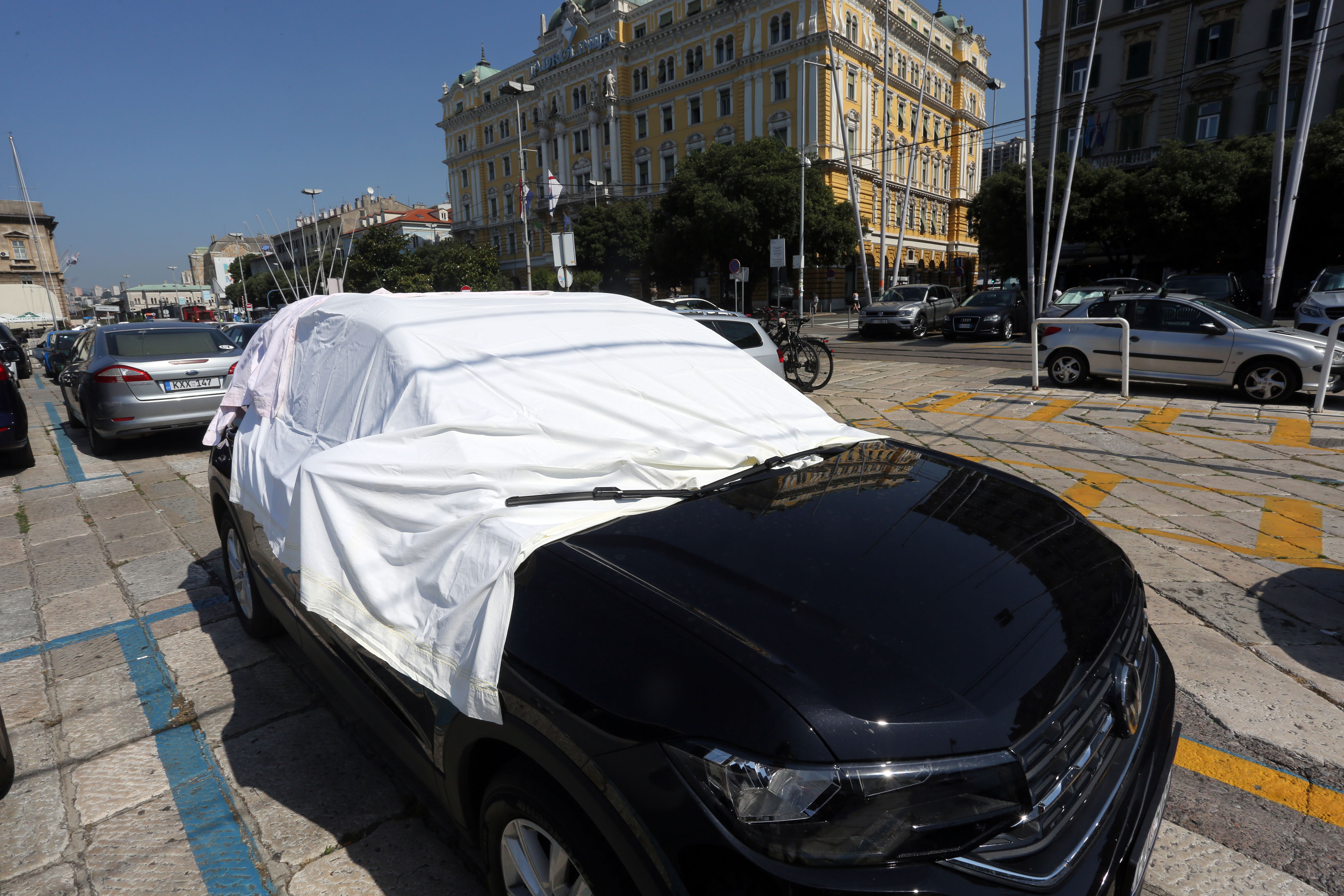 Rijeka: Građani se od sunca i vrućine štite na razne načine