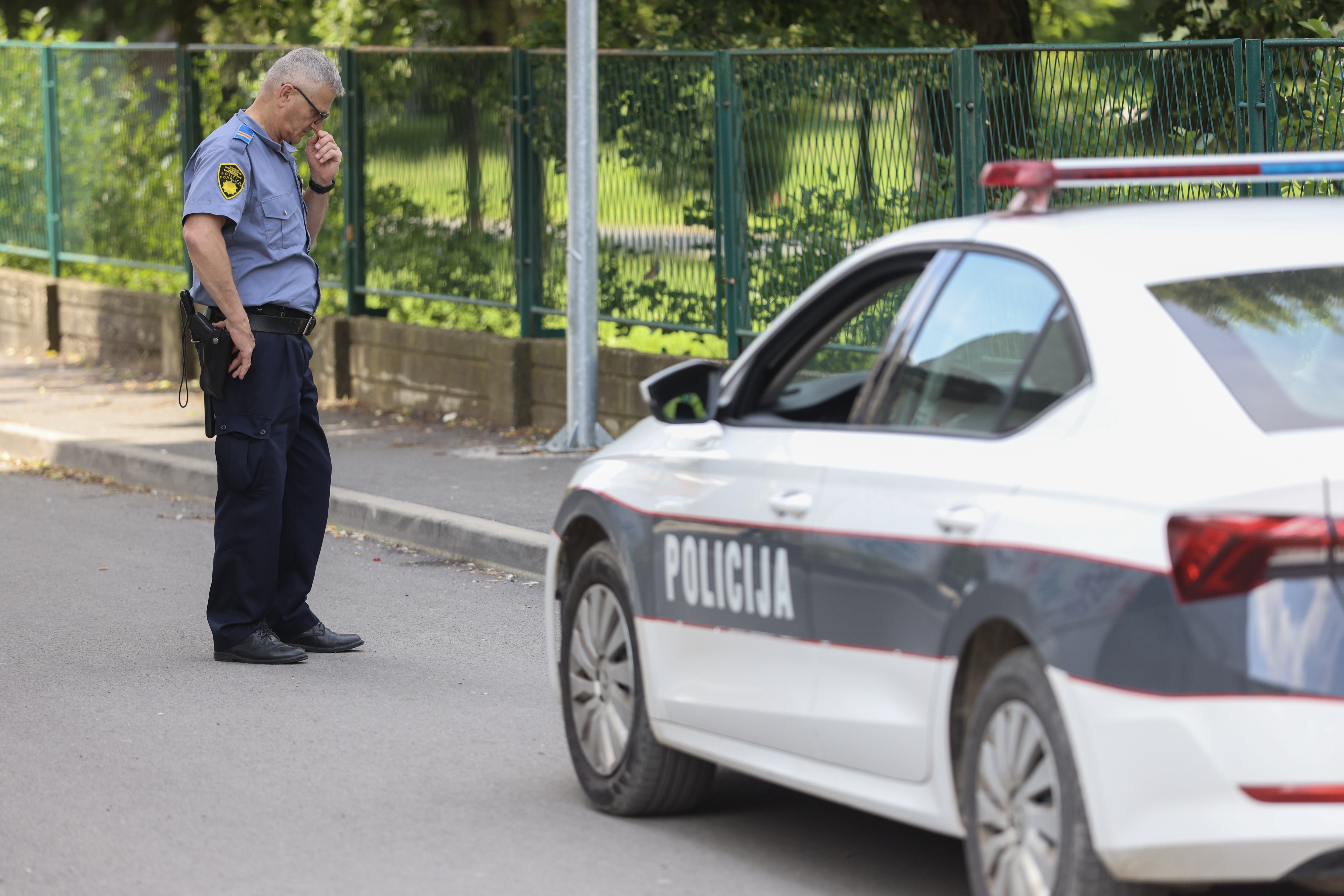 Lukavac: Pripadnici  policije ispred škole gdje je učenik pucao na nastavnika