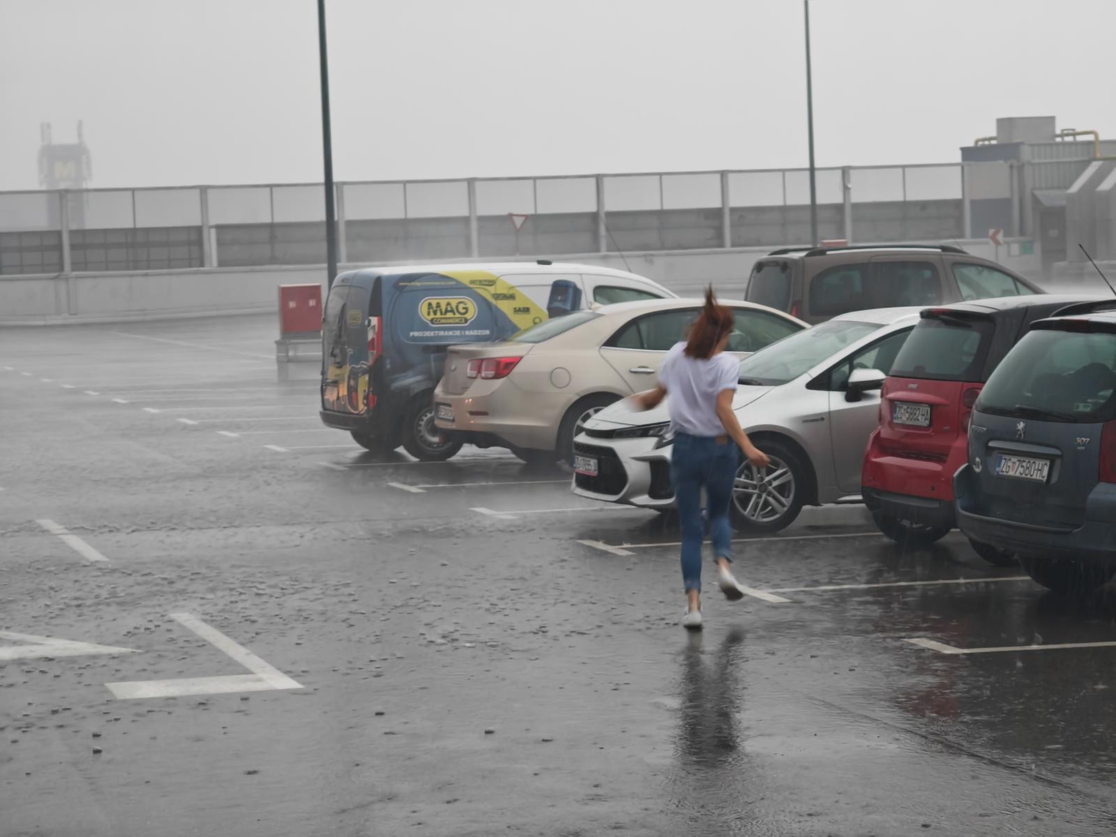 Zagreb: Dolazak oluje na zapadnom dijelu grada