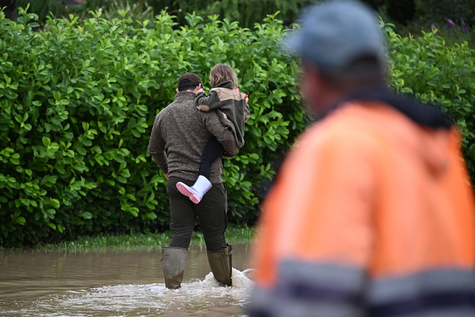 Zbog izlijevanja rijeke Save, voda prijeti kućama u Drenju Brdovečkom