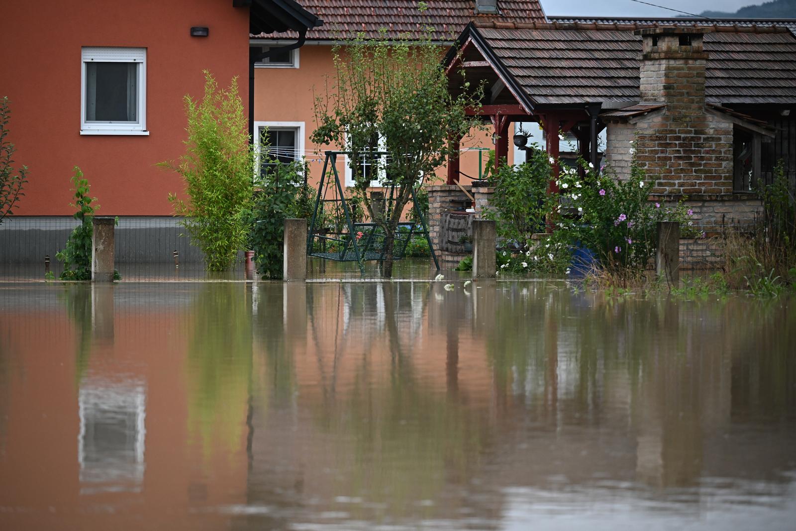 Zbog izlijevanja rijeke Save, voda prijeti kućama u Drenju Brdovečkom