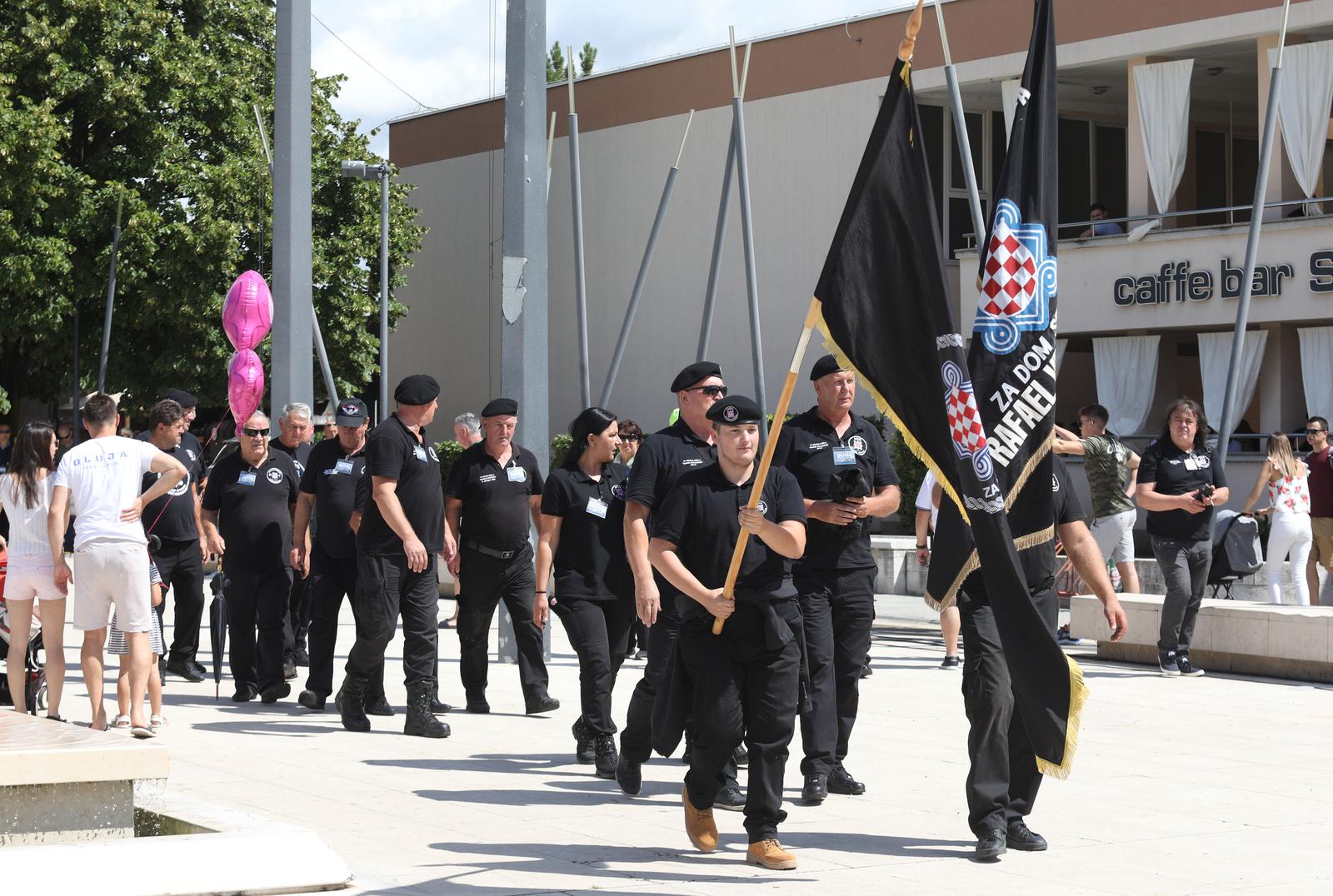 Knin: HOS-ovci na čelu sa Markom Škejom prošetali Trgom dr. Ante Starčevića