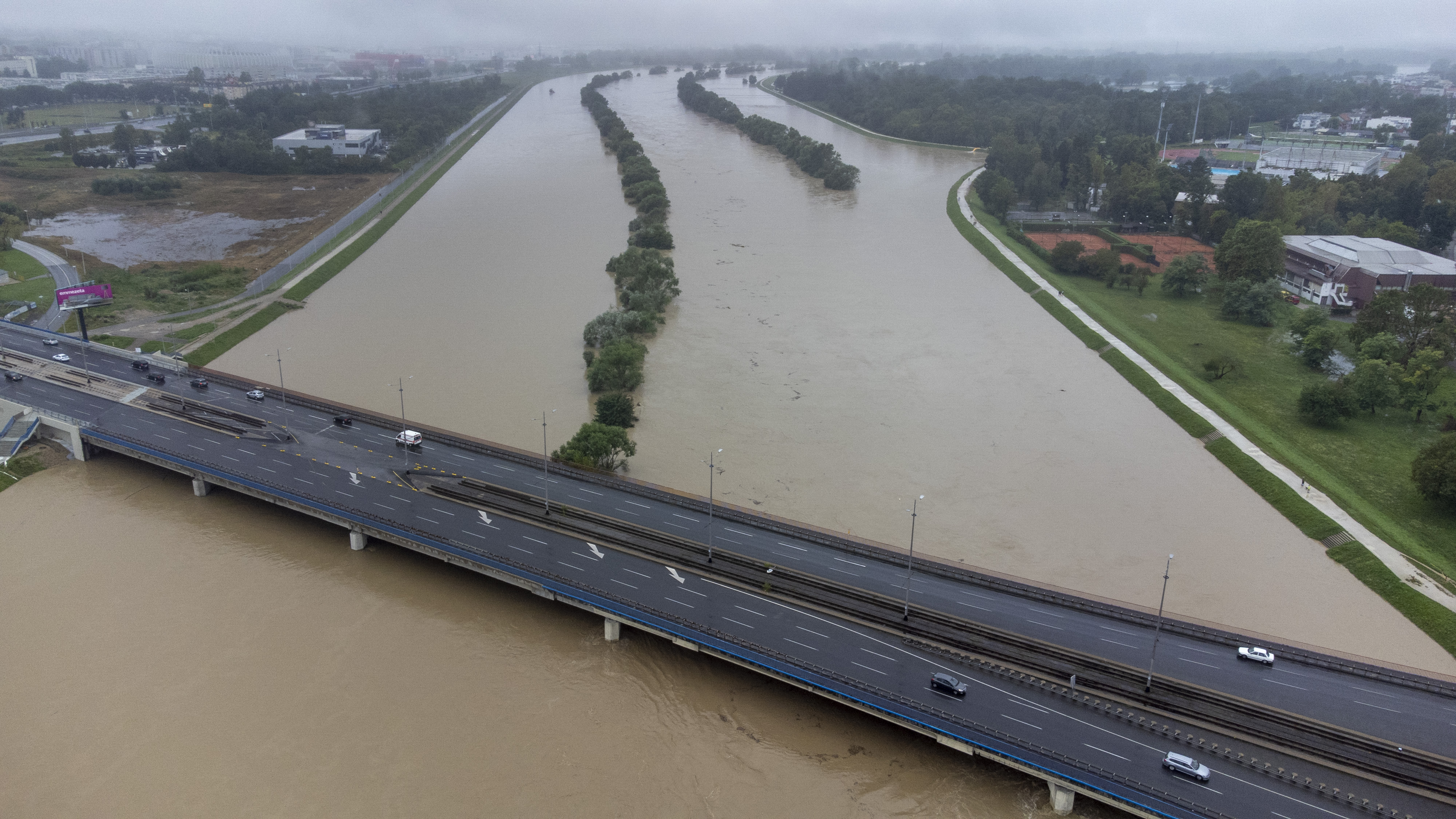 Zagreb: Visok vodostaj rijeke Save i još uvijek raste