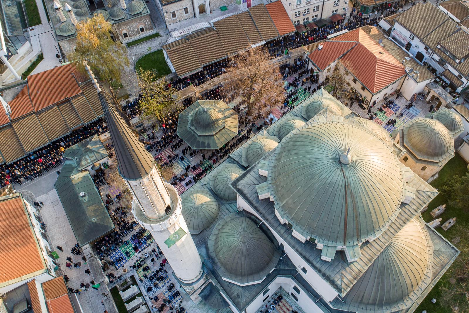 Sarajevo: Veliki broj vjernika klanjao je bajram-namaz u Gazi Husrev-begovoj džamiji