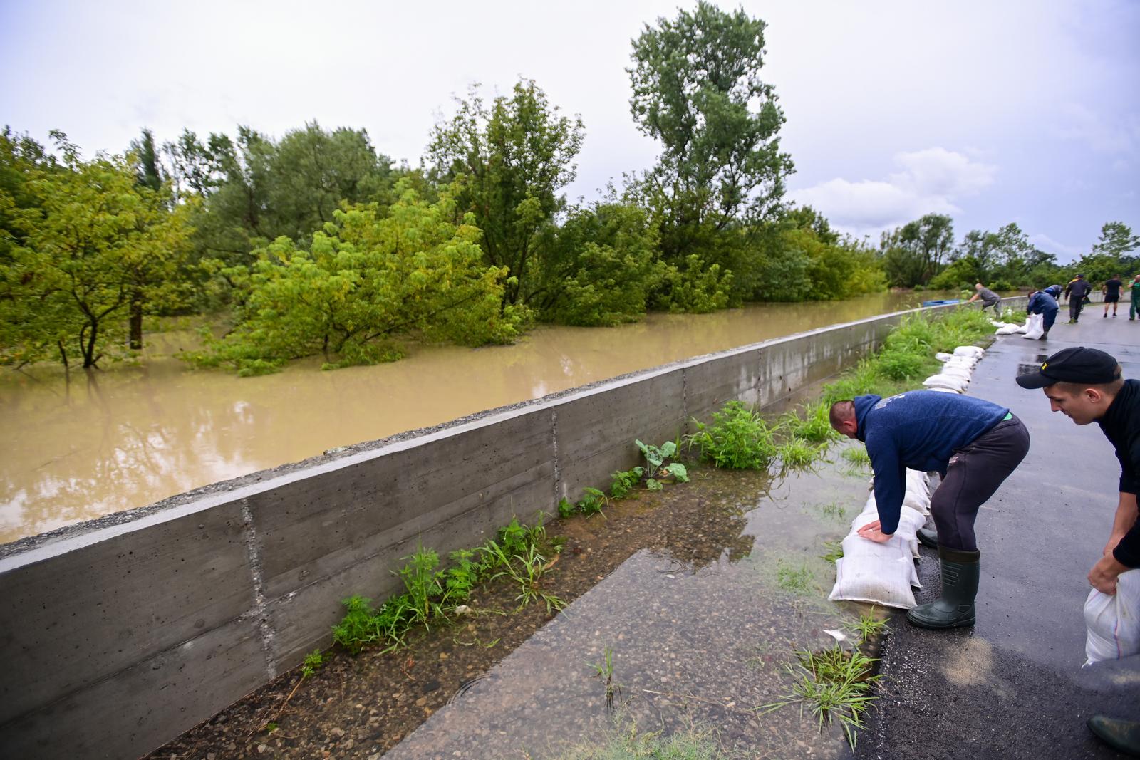 Zagreb: Stanovnici Narta Savskog pune vreće pijeska kako bi zaštitili svoje kuće od poplave