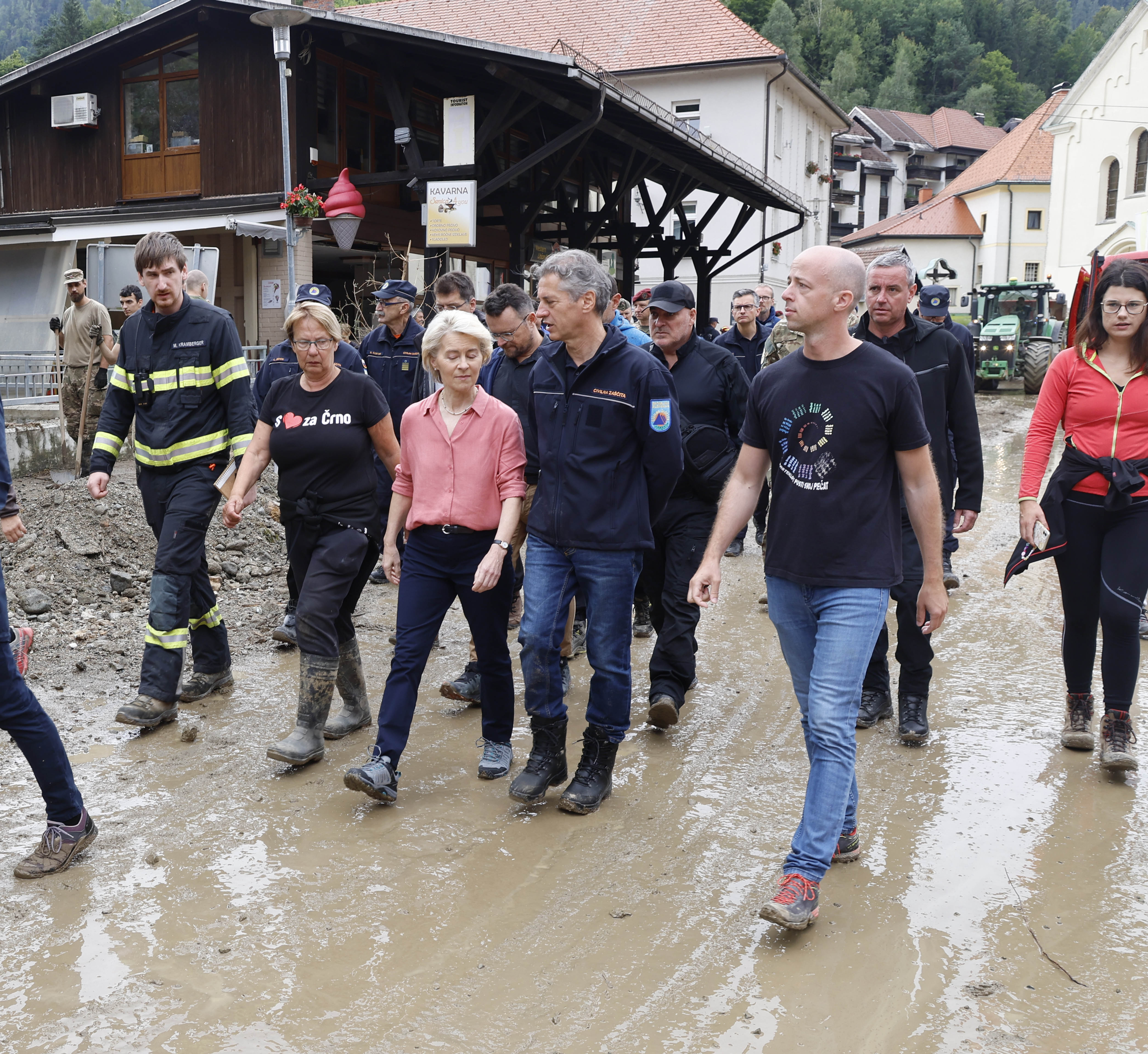 Robert Golob i Ursula von den Leyen obišli mjesto Črna na Koroškem koje je posebno pogođeno u nedavnim poplavama