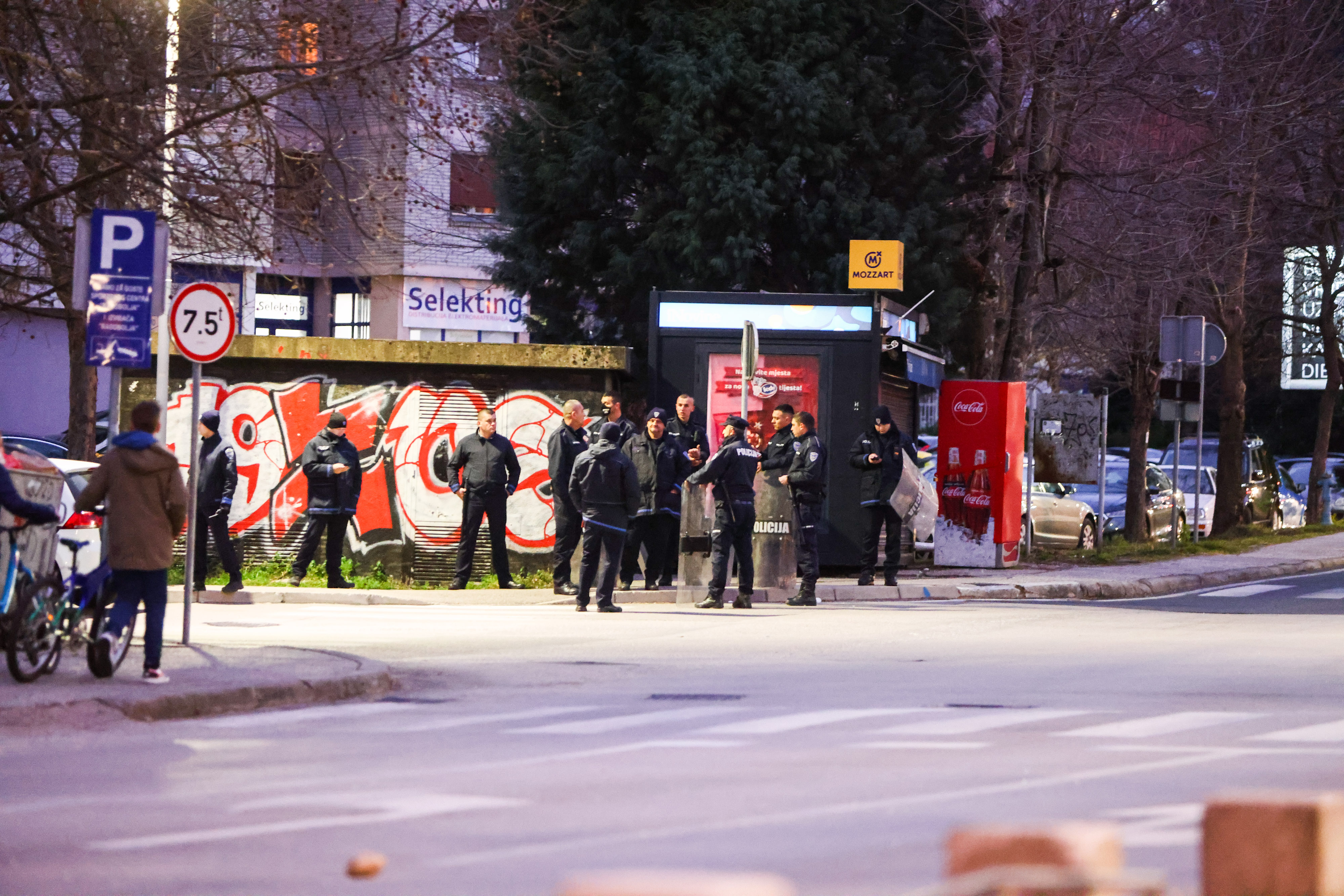 Mostar: Policijski očevid na mjestu sukoba navijača gdje je jedna osoba ozlijeđena