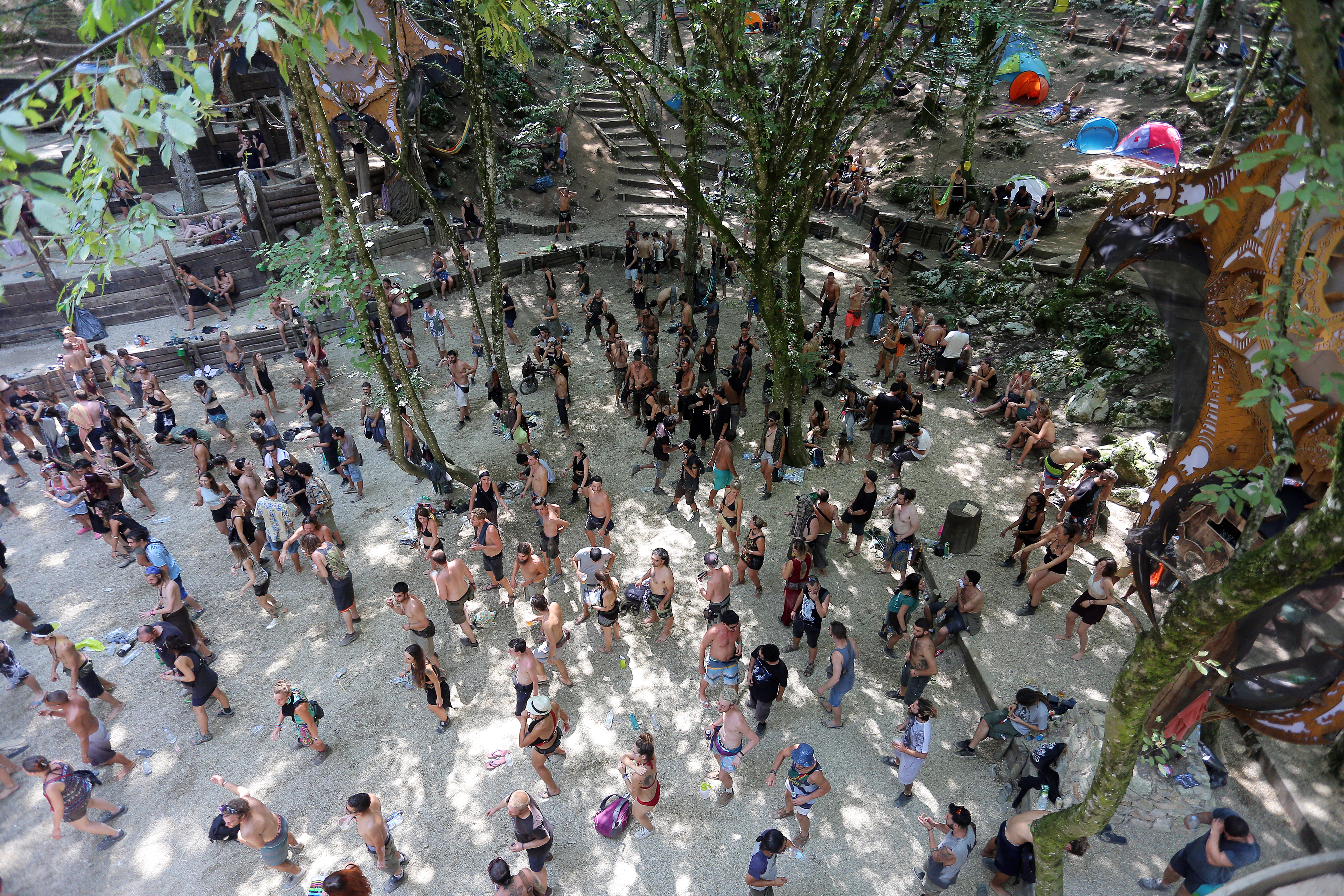 Posjetitelji uivaju u Momento Demento festivalu, jednom od najneobi?nijih glazbenih festivala