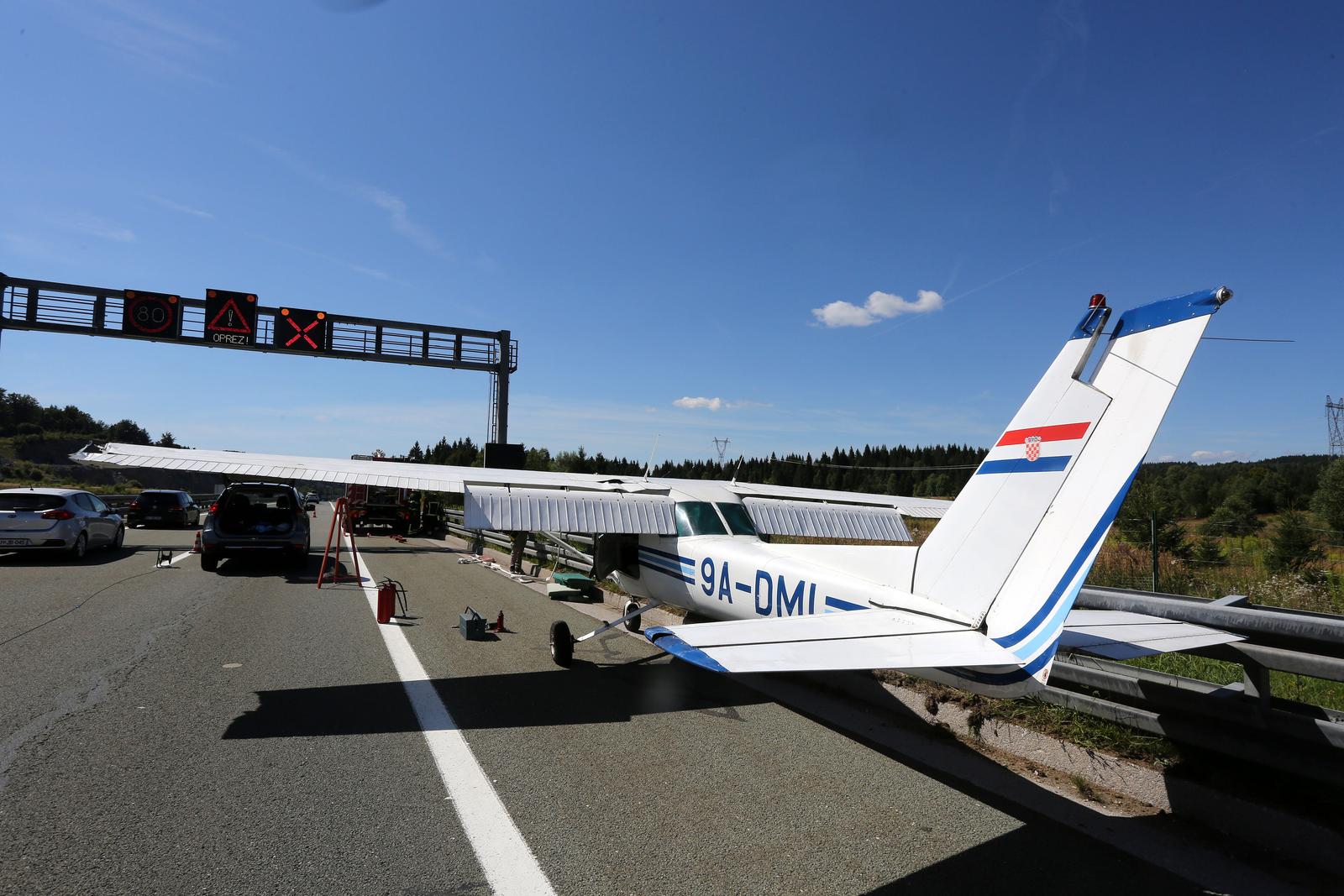 Mali sportski zrakoplov prisilno sletio na autocestu A6