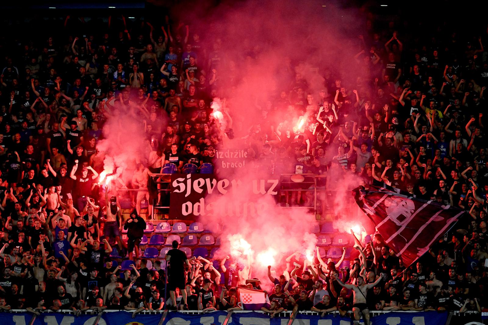Zagreb: Bakljada na sjevernoj tribini tijekom utakmice Dinama i AEK-a