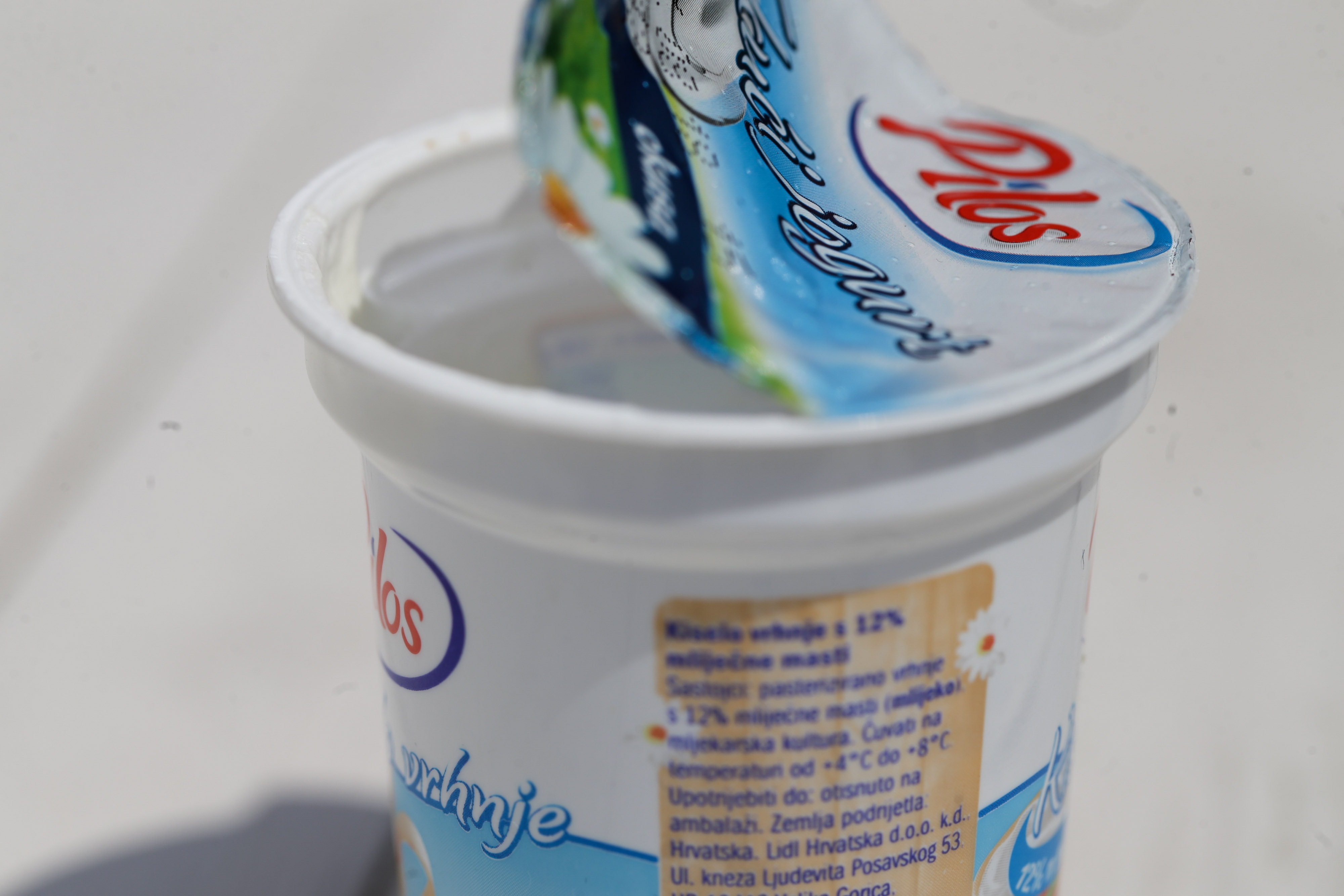 Pilos kiselo vrhnje s krivom etiketom na poklopcu