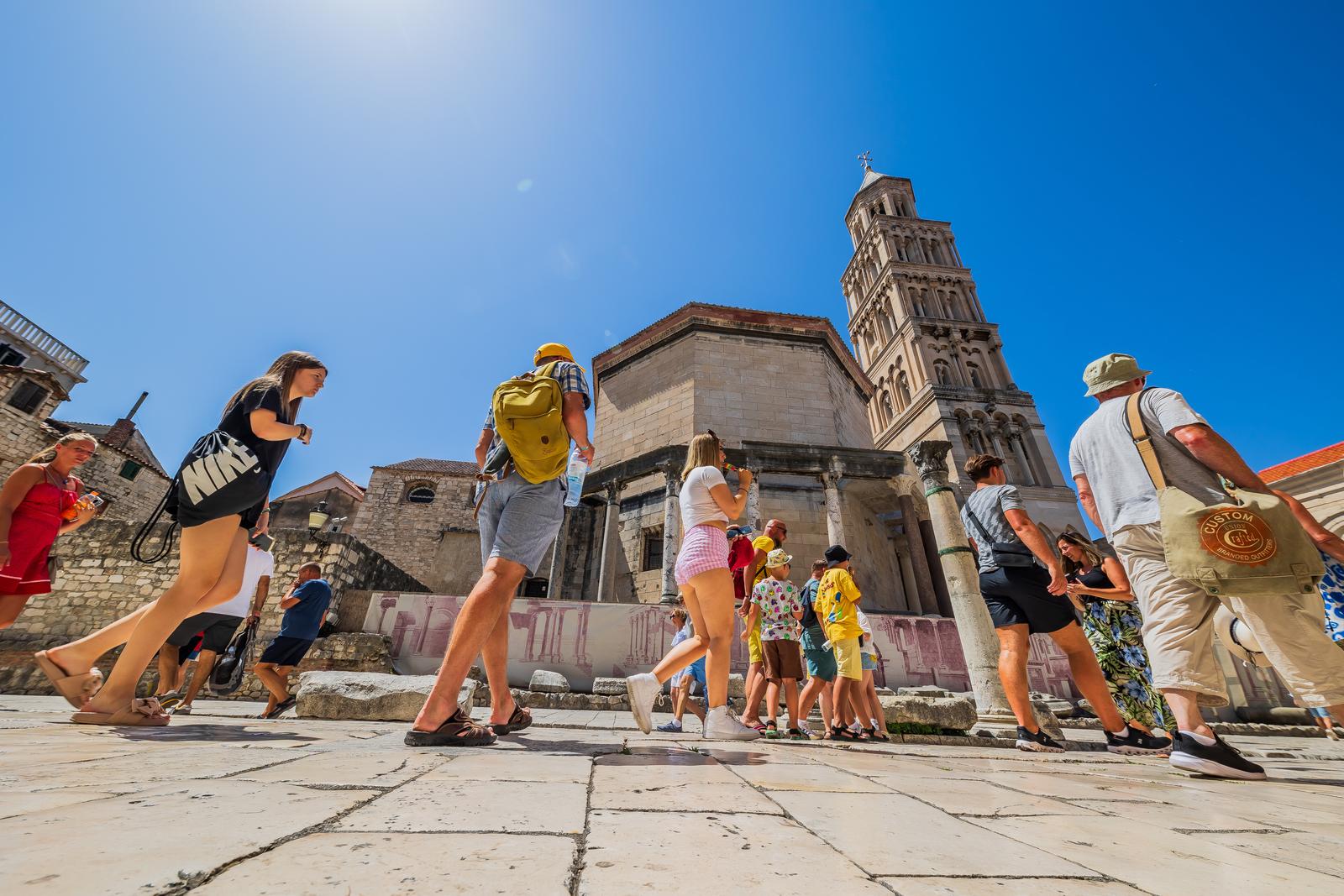 Split: Turisti u šetnji gradom unatoč velikim vrućinama