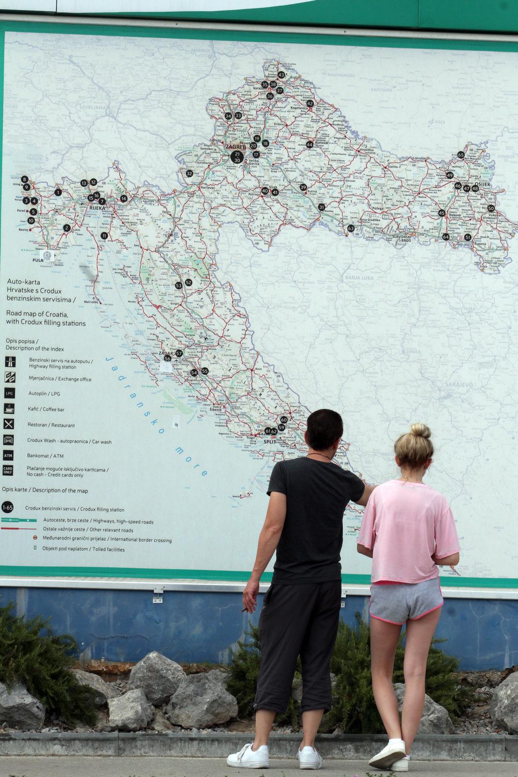 Turisti prou?avaju veliku autokartu Hrvatske