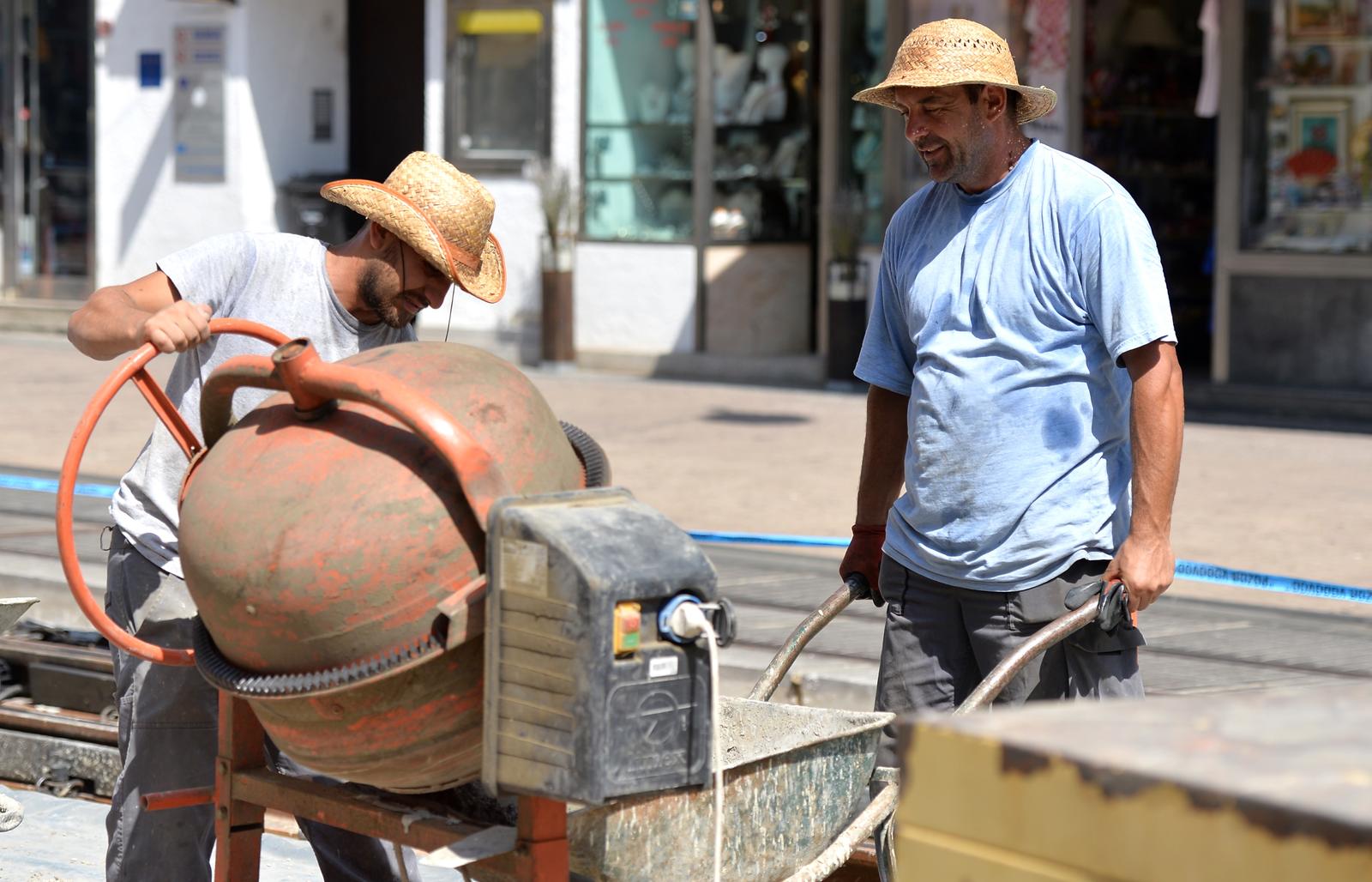 Zagreb: Gra?evinski radnici izloeni suncu i vru?ini