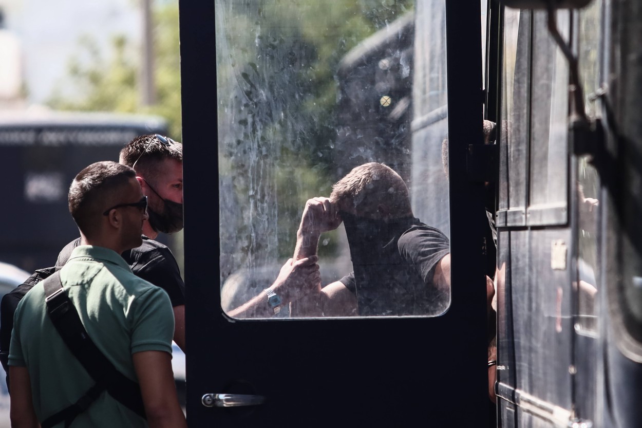 Griechenland - Athen, Die ersten 30 Personen, die wegen Zusammenstößen zwischen rivalisierenden Fußballfans und einem ge