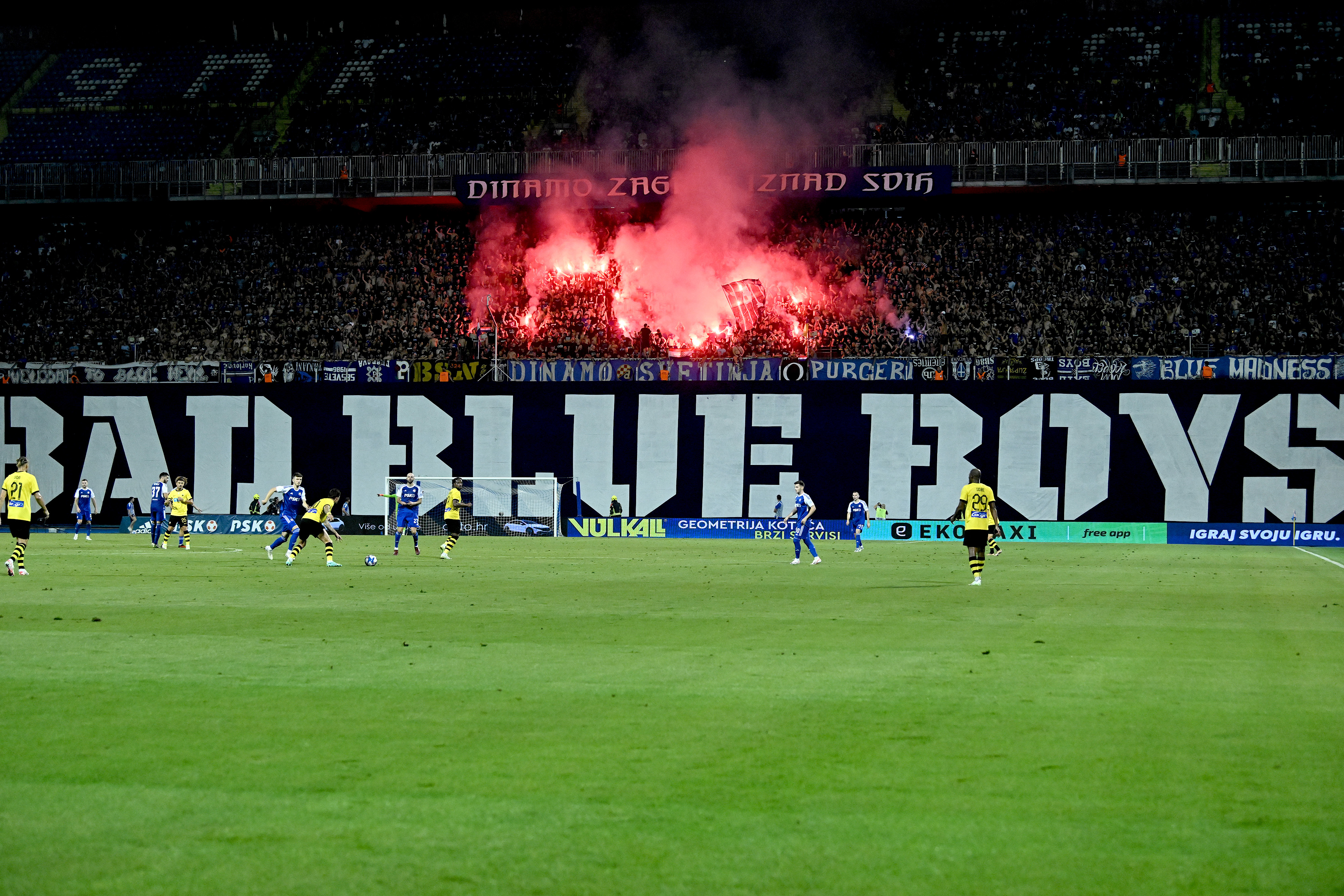 Zagreb: Bakljada na sjevernoj tribini tijekom utakmice Dinama i AEK-a