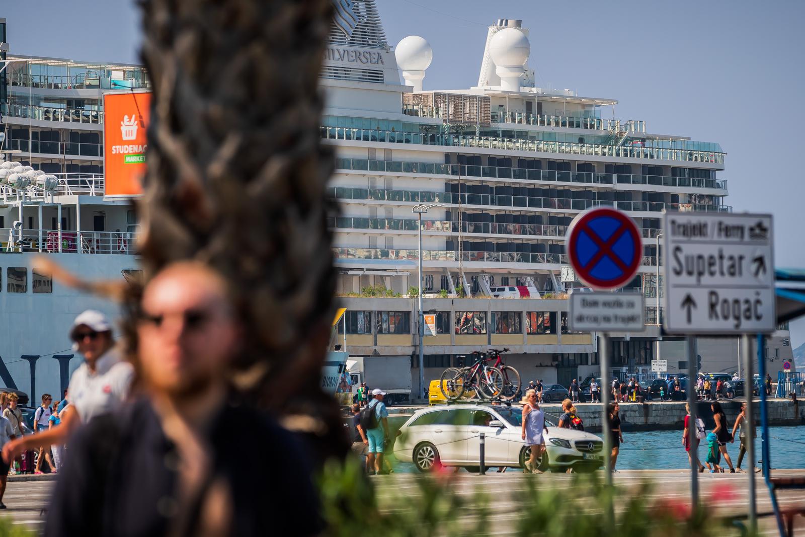 Split: Kolone vozila čekaju na ukrcaj na trajekte za brojne otoke