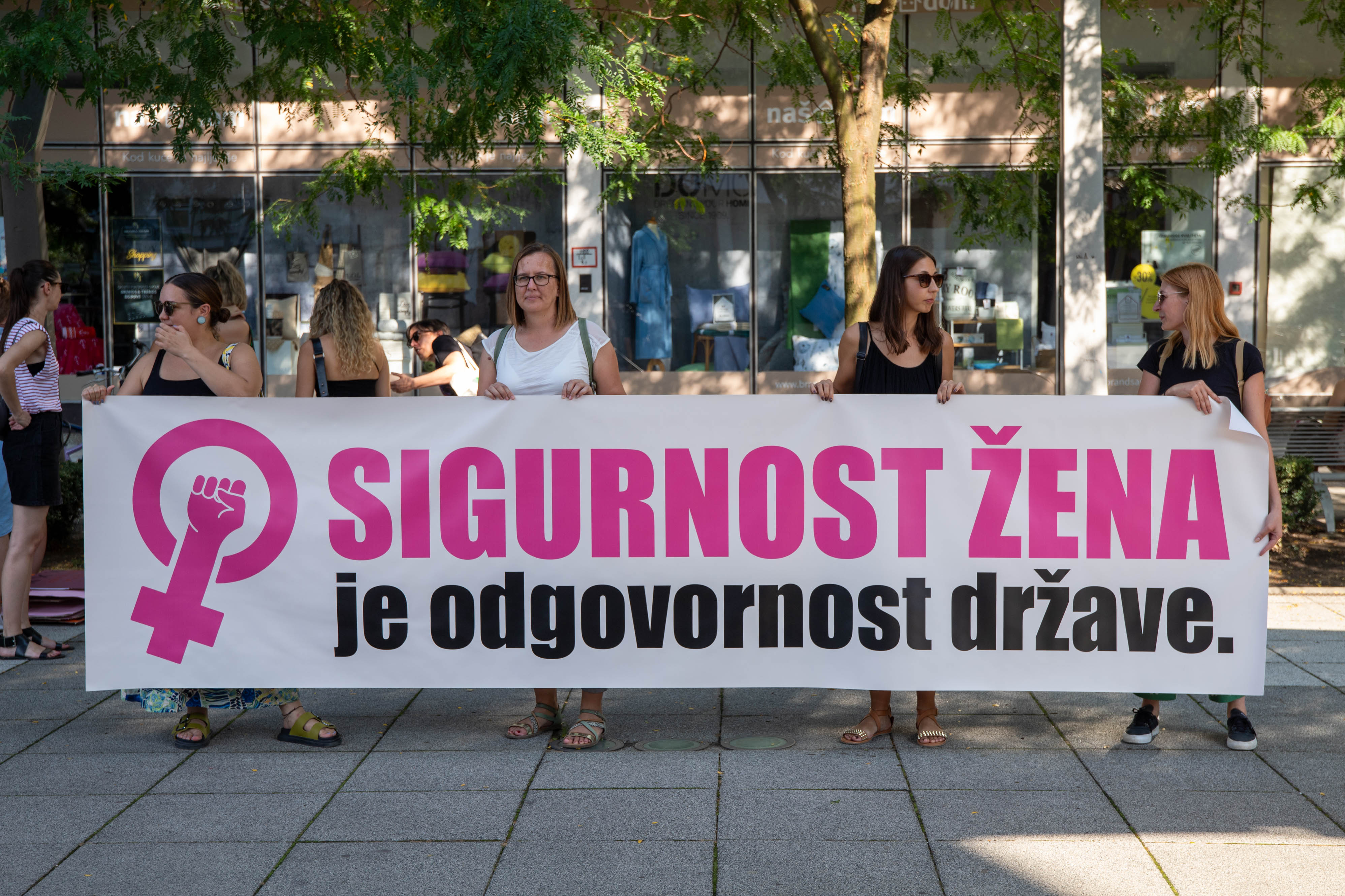 Osijek: Ženske organizacije i inicijative organizirale akciju "Sigurnost žena je odgovornost države"