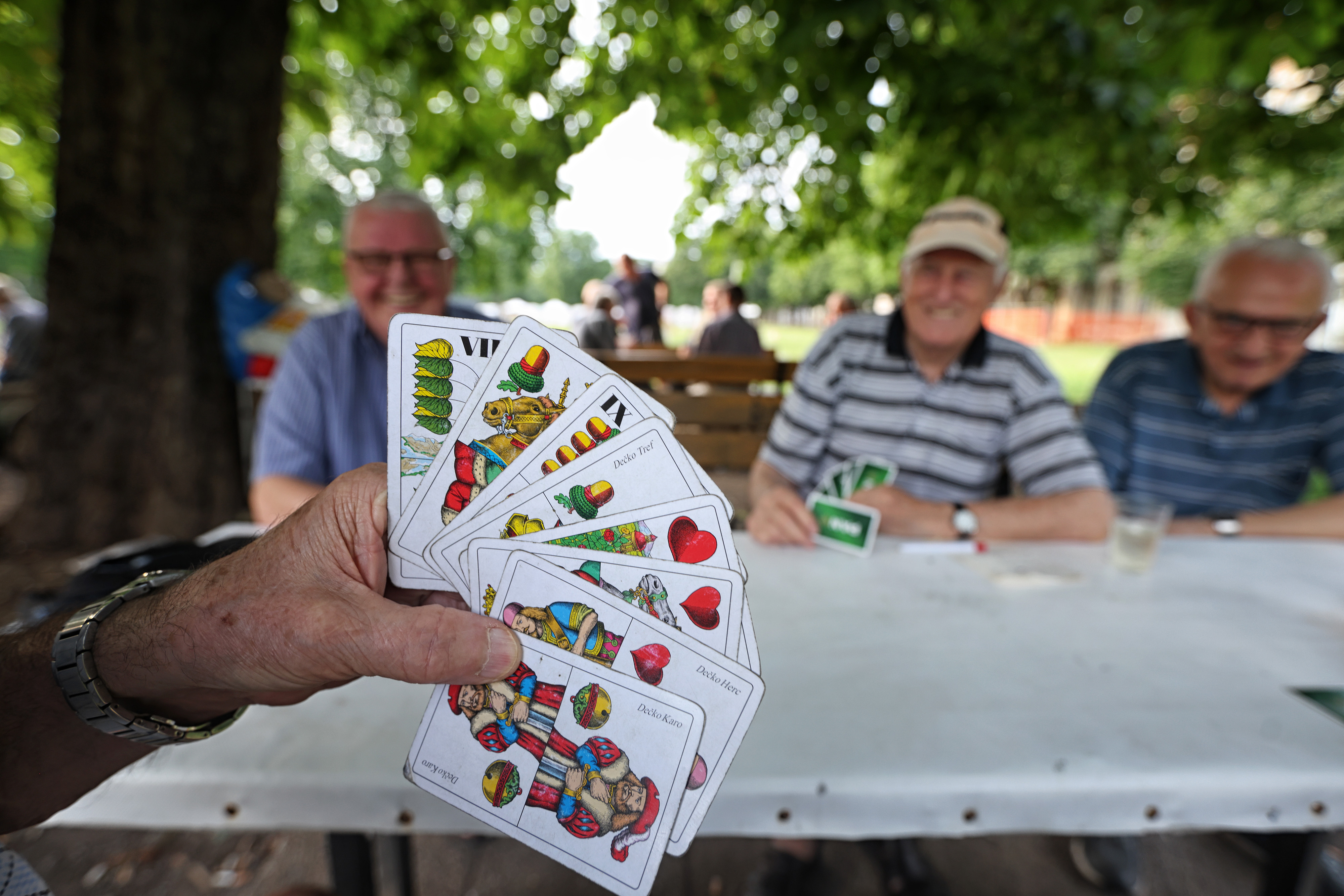 Zagreb: Ljetno popodne umirovljenici su iskoristili za kartanje bele