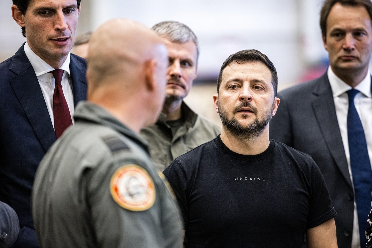 EINDHOVEN - Ukrainian president Volodymyr Zelensky looks at the F16s in a hangar during a visit to Eindhoven Air Base. The Netherlands will supply F-16 fighter jets to Ukraine together with Denmark. ANP ROB ENGELAAR netherlands out - belgium out
