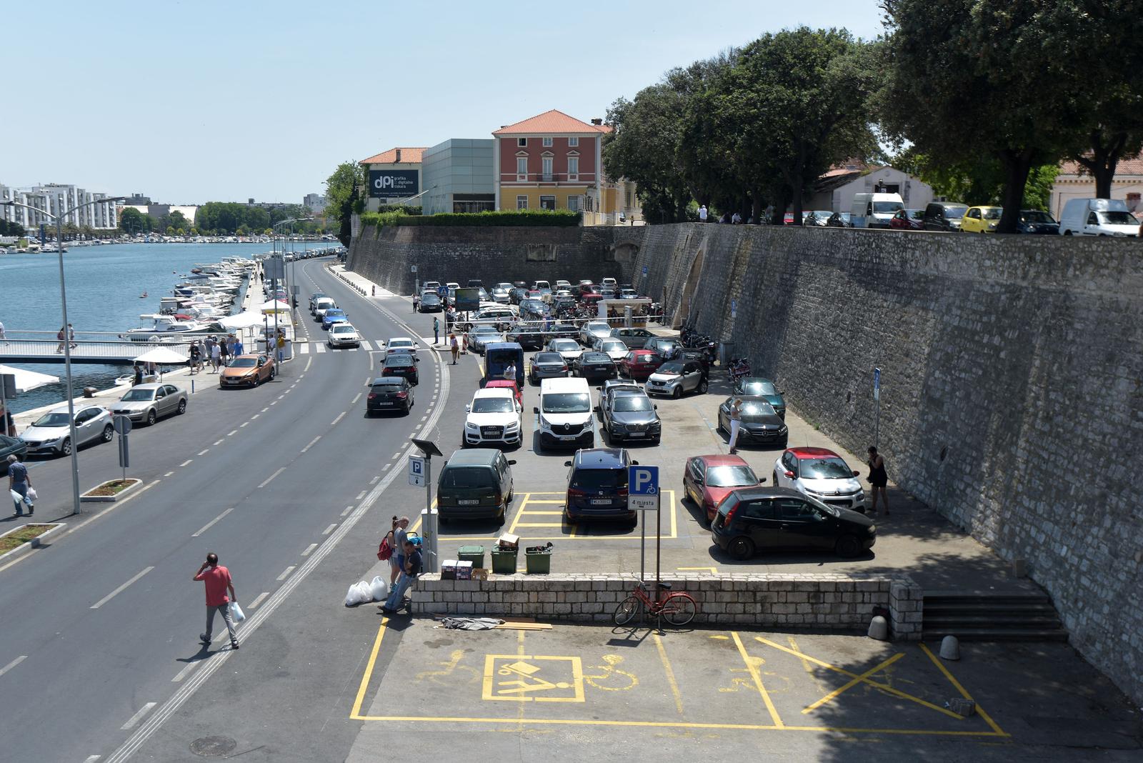Zadar: Označeno novih 11 mjesta za vozila dostave kako bi se umanjio prometni kaos