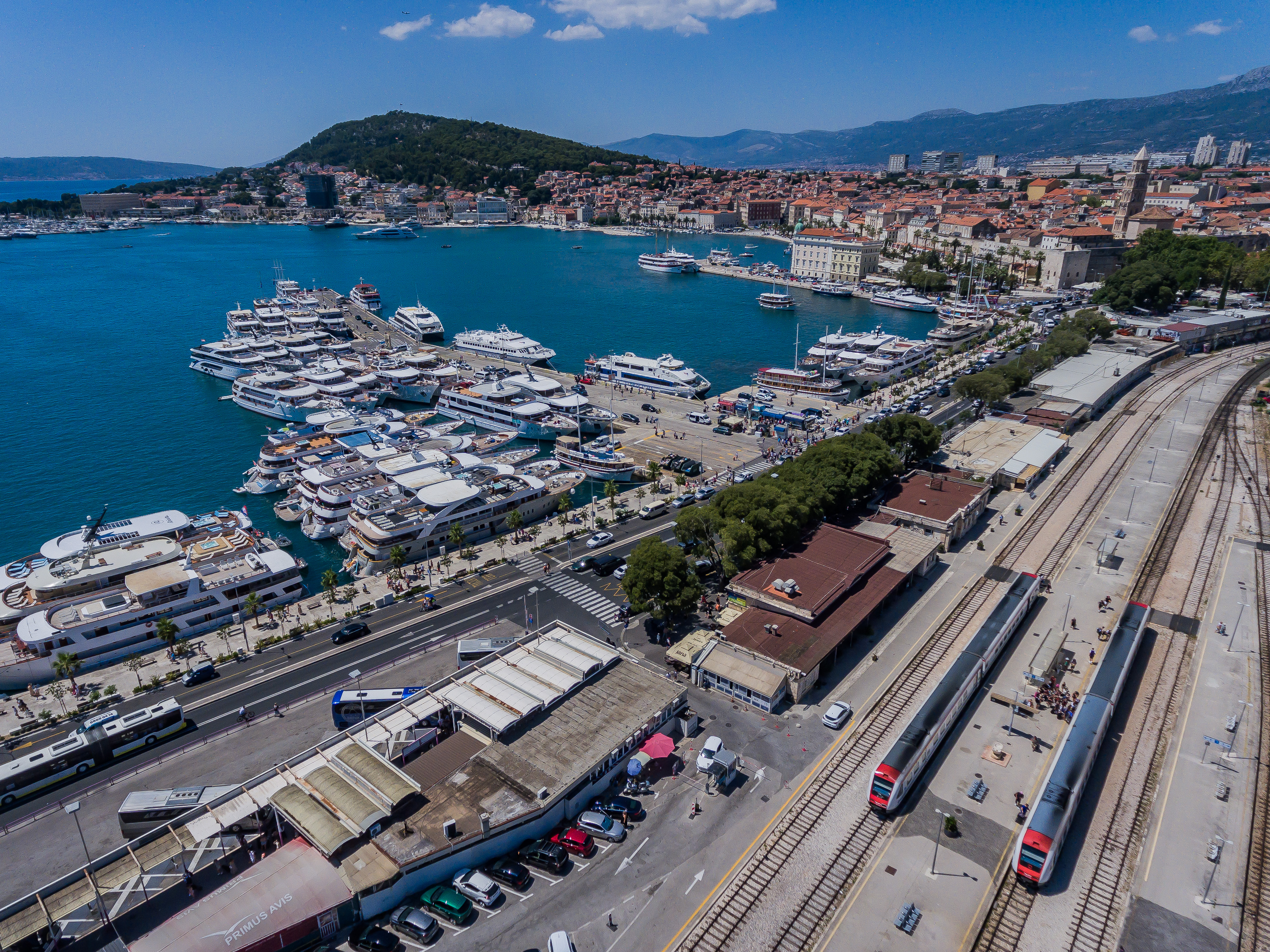 Pogled iz zraka na gužvu u splitskoj trajektnoj luci