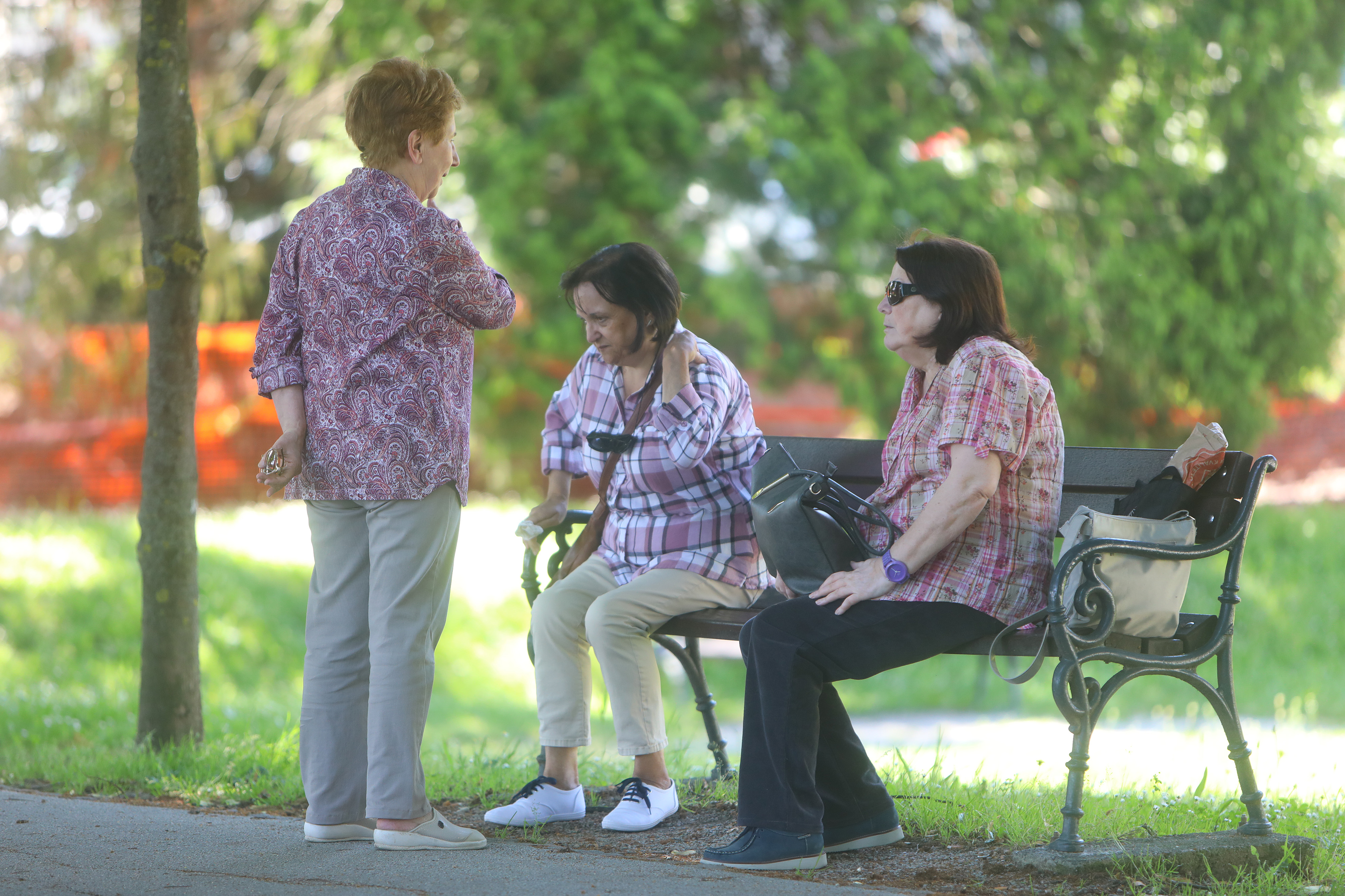 Karlovac: Sunce izmamilo brojne građane u parkove