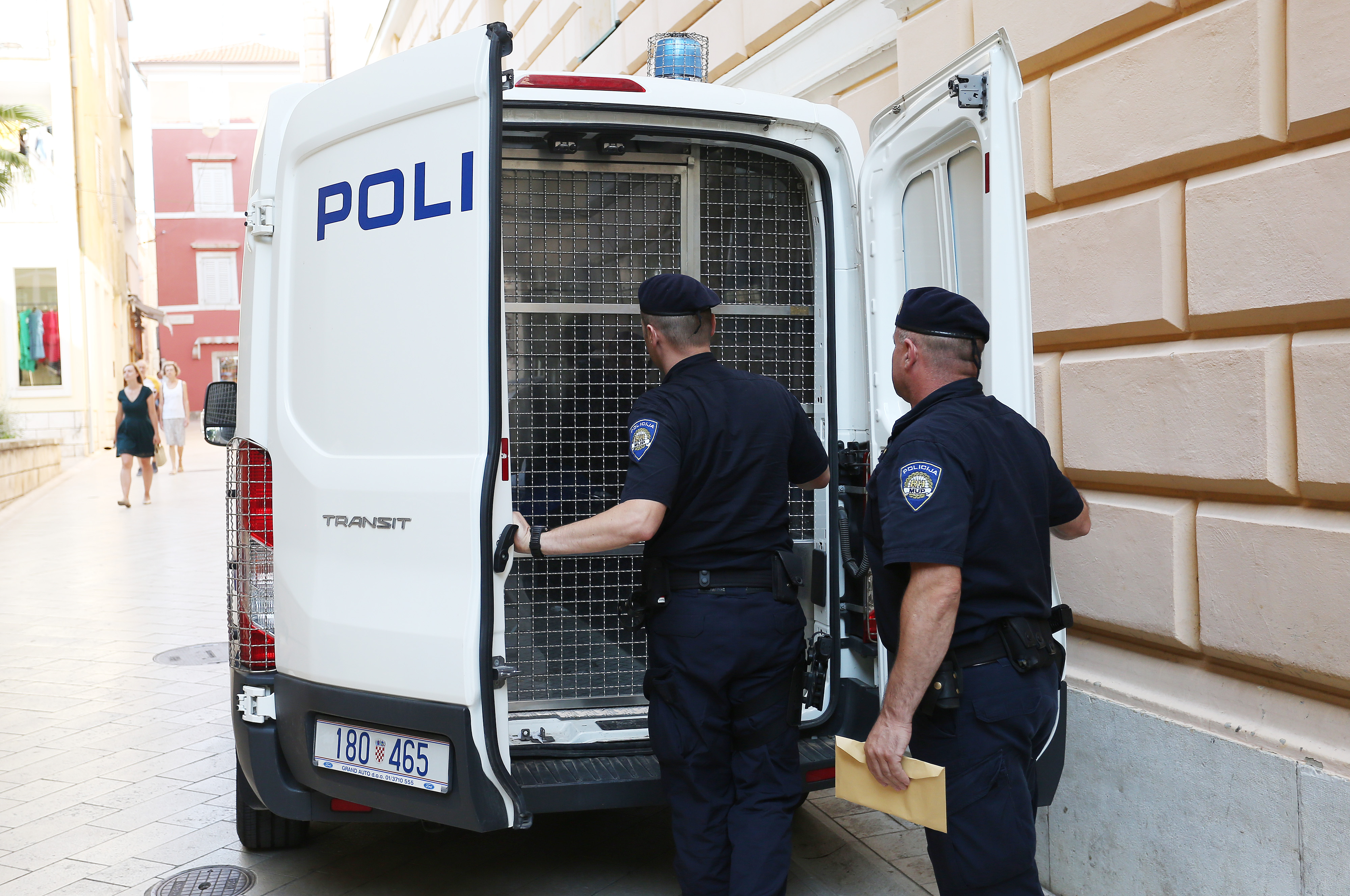 Zadar: Privođenje muškarca osumnjičenog za bombaški napad na policijsku postaju